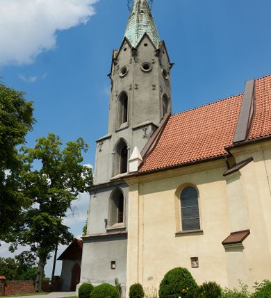 Zdjęcie nr 2: Kościół murowany z cegły i kamienia, tynkowany. Detal architektoniczny kamienny i rzeźbiony w tynku. Więźba dachowa drewniana, krokwiowa. Świątynia orientowana, jednonawowa, nawa na rzucie wydłużonego prostokąta, prezbiterium nieco węższe, zakończone wielobocznie, z wieżą na planie kwadratu. Do prezbiterium od północy przylega zakrystia z przedsionkiem i kruchtą na planie zbliżonym do prostokąta, do nawy od południa przybudowana kaplica na rzucie ośmioboku oraz od północy kruchta na planie kwadratu. Całość oszkarpowana. Wnętrze nakryte drewnianymi stropami i sufitami z wyprawą tynkową i polichromią. Pomiędzy nawą a prezbiterium półkolisty otwór tęczowy. Parapet chóru muzycznego w zachodniej części nawy, podparty na dwóch kolumnach. Otwory drzwiowe o wykroju prostokątnym, ostrołukowym i prostokątnym zamkniętym łukiem segmentowym. Drzwi drewniane obite listwami i płycinowe. Okna w formie stojącego prostokąta zamkniętego łukiem półkolistym, w wieży zamknięte łukiem ostrym, w metalowej oprawie, witrażowe. Posadzka z płyt ceramicznych. Elewacje opracowane jednolicie, tynkowane, zakończone gzymsem podokapowym, opięte dwuuskokowymi szkarpami. Elewacja zachodnia wieżowa, jednoosiowa, czterokondygnacyjna, z wydzielonym cokołem. Kondygnacje wydzielone gzymsami kordonowymi, ostatnia na planie ośmioboku. Na osi ostrołukowy portal z profilowanym obramieniem w tynku. Drzwi drewniane dwuskrzydłowe, obite listwami, z ostrołukowym naświetlem. Nad portalem owalna tablica fundacyjna z napisem „WIEŻA TA WYBUDOWANA / NA CZEŚĆ / MATKI BOSKIEJ / R(OKU) P(AŃSKIEGO) 1888”. Na froncie wieży, na osi, dwa ostrołukowe okna, na ścianach bocznych po trzy ostrołukowe okna, w najwyższej partii rząd okulusów. Wieża zakończona ośmioma trójkątnymi szczytami i ostrosłupowym hełmem z metalową koroną. Elewacje boczne przeprute oknami, po dwa w nawie i prezbiterium, alternowanymi szkarpami. W kaplicy i w zakrystii po dwa okna. Elewacja wschodnia pozbawiona okien. Kruchta północna przybudowana do korpusu, od frontu ujęta stylizowanymi półkolumnami dźwigającymi wklęsło-wypukły szczyt. W zewnętrzne ściany kościoła wmurowane współczesne, ceramiczne stacje drogi krzyżowej. Dachy dwuspadowe, kryte dachówką ceramiczną. Wyższy nad nawą, niższy nad prezbiterium. W połowie długości dachu, nad nawą, wieżyczka na sygnaturkę z latarnią, zwieńczona ostrosłupowym hełmem. Nad zakrystią ceramiczny dach pulpitowy, nad kruchtą dwuspadowy, nad kaplicą ostrosłupowy, kryty blachą. 