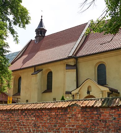 Zdjęcie nr 38: Kościół murowany z cegły i kamienia, tynkowany. Detal architektoniczny kamienny i rzeźbiony w tynku. Więźba dachowa drewniana, krokwiowa. Świątynia orientowana, jednonawowa, nawa na rzucie wydłużonego prostokąta, prezbiterium nieco węższe, zakończone wielobocznie, z wieżą na planie kwadratu. Do prezbiterium od północy przylega zakrystia z przedsionkiem i kruchtą na planie zbliżonym do prostokąta, do nawy od południa przybudowana kaplica na rzucie ośmioboku oraz od północy kruchta na planie kwadratu. Całość oszkarpowana. Wnętrze nakryte drewnianymi stropami i sufitami z wyprawą tynkową i polichromią. Pomiędzy nawą a prezbiterium półkolisty otwór tęczowy. Parapet chóru muzycznego w zachodniej części nawy, podparty na dwóch kolumnach. Otwory drzwiowe o wykroju prostokątnym, ostrołukowym i prostokątnym zamkniętym łukiem segmentowym. Drzwi drewniane obite listwami i płycinowe. Okna w formie stojącego prostokąta zamkniętego łukiem półkolistym, w wieży zamknięte łukiem ostrym, w metalowej oprawie, witrażowe. Posadzka z płyt ceramicznych. Elewacje opracowane jednolicie, tynkowane, zakończone gzymsem podokapowym, opięte dwuuskokowymi szkarpami. Elewacja zachodnia wieżowa, jednoosiowa, czterokondygnacyjna, z wydzielonym cokołem. Kondygnacje wydzielone gzymsami kordonowymi, ostatnia na planie ośmioboku. Na osi ostrołukowy portal z profilowanym obramieniem w tynku. Drzwi drewniane dwuskrzydłowe, obite listwami, z ostrołukowym naświetlem. Nad portalem owalna tablica fundacyjna z napisem „WIEŻA TA WYBUDOWANA / NA CZEŚĆ / MATKI BOSKIEJ / R(OKU) P(AŃSKIEGO) 1888”. Na froncie wieży, na osi, dwa ostrołukowe okna, na ścianach bocznych po trzy ostrołukowe okna, w najwyższej partii rząd okulusów. Wieża zakończona ośmioma trójkątnymi szczytami i ostrosłupowym hełmem z metalową koroną. Elewacje boczne przeprute oknami, po dwa w nawie i prezbiterium, alternowanymi szkarpami. W kaplicy i w zakrystii po dwa okna. Elewacja wschodnia pozbawiona okien. Kruchta północna przybudowana do korpusu, od frontu ujęta stylizowanymi półkolumnami dźwigającymi wklęsło-wypukły szczyt. W zewnętrzne ściany kościoła wmurowane współczesne, ceramiczne stacje drogi krzyżowej. Dachy dwuspadowe, kryte dachówką ceramiczną. Wyższy nad nawą, niższy nad prezbiterium. W połowie długości dachu, nad nawą, wieżyczka na sygnaturkę z latarnią, zwieńczona ostrosłupowym hełmem. Nad zakrystią ceramiczny dach pulpitowy, nad kruchtą dwuspadowy, nad kaplicą ostrosłupowy, kryty blachą. 