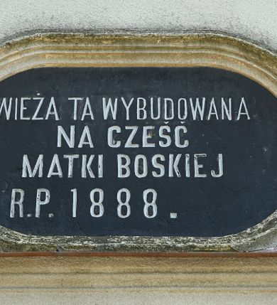 Zdjęcie nr 3: Kościół murowany z cegły i kamienia, tynkowany. Detal architektoniczny kamienny i rzeźbiony w tynku. Więźba dachowa drewniana, krokwiowa. Świątynia orientowana, jednonawowa, nawa na rzucie wydłużonego prostokąta, prezbiterium nieco węższe, zakończone wielobocznie, z wieżą na planie kwadratu. Do prezbiterium od północy przylega zakrystia z przedsionkiem i kruchtą na planie zbliżonym do prostokąta, do nawy od południa przybudowana kaplica na rzucie ośmioboku oraz od północy kruchta na planie kwadratu. Całość oszkarpowana. Wnętrze nakryte drewnianymi stropami i sufitami z wyprawą tynkową i polichromią. Pomiędzy nawą a prezbiterium półkolisty otwór tęczowy. Parapet chóru muzycznego w zachodniej części nawy, podparty na dwóch kolumnach. Otwory drzwiowe o wykroju prostokątnym, ostrołukowym i prostokątnym zamkniętym łukiem segmentowym. Drzwi drewniane obite listwami i płycinowe. Okna w formie stojącego prostokąta zamkniętego łukiem półkolistym, w wieży zamknięte łukiem ostrym, w metalowej oprawie, witrażowe. Posadzka z płyt ceramicznych. Elewacje opracowane jednolicie, tynkowane, zakończone gzymsem podokapowym, opięte dwuuskokowymi szkarpami. Elewacja zachodnia wieżowa, jednoosiowa, czterokondygnacyjna, z wydzielonym cokołem. Kondygnacje wydzielone gzymsami kordonowymi, ostatnia na planie ośmioboku. Na osi ostrołukowy portal z profilowanym obramieniem w tynku. Drzwi drewniane dwuskrzydłowe, obite listwami, z ostrołukowym naświetlem. Nad portalem owalna tablica fundacyjna z napisem „WIEŻA TA WYBUDOWANA / NA CZEŚĆ / MATKI BOSKIEJ / R(OKU) P(AŃSKIEGO) 1888”. Na froncie wieży, na osi, dwa ostrołukowe okna, na ścianach bocznych po trzy ostrołukowe okna, w najwyższej partii rząd okulusów. Wieża zakończona ośmioma trójkątnymi szczytami i ostrosłupowym hełmem z metalową koroną. Elewacje boczne przeprute oknami, po dwa w nawie i prezbiterium, alternowanymi szkarpami. W kaplicy i w zakrystii po dwa okna. Elewacja wschodnia pozbawiona okien. Kruchta północna przybudowana do korpusu, od frontu ujęta stylizowanymi półkolumnami dźwigającymi wklęsło-wypukły szczyt. W zewnętrzne ściany kościoła wmurowane współczesne, ceramiczne stacje drogi krzyżowej. Dachy dwuspadowe, kryte dachówką ceramiczną. Wyższy nad nawą, niższy nad prezbiterium. W połowie długości dachu, nad nawą, wieżyczka na sygnaturkę z latarnią, zwieńczona ostrosłupowym hełmem. Nad zakrystią ceramiczny dach pulpitowy, nad kruchtą dwuspadowy, nad kaplicą ostrosłupowy, kryty blachą. 