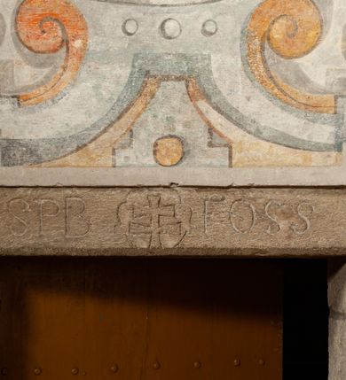 Zdjęcie nr 28: Kościół murowany z cegły i kamienia, tynkowany. Detal architektoniczny kamienny i rzeźbiony w tynku. Więźba dachowa drewniana, krokwiowa. Świątynia orientowana, jednonawowa, nawa na rzucie wydłużonego prostokąta, prezbiterium nieco węższe, zakończone wielobocznie, z wieżą na planie kwadratu. Do prezbiterium od północy przylega zakrystia z przedsionkiem i kruchtą na planie zbliżonym do prostokąta, do nawy od południa przybudowana kaplica na rzucie ośmioboku oraz od północy kruchta na planie kwadratu. Całość oszkarpowana. Wnętrze nakryte drewnianymi stropami i sufitami z wyprawą tynkową i polichromią. Pomiędzy nawą a prezbiterium półkolisty otwór tęczowy. Parapet chóru muzycznego w zachodniej części nawy, podparty na dwóch kolumnach. Otwory drzwiowe o wykroju prostokątnym, ostrołukowym i prostokątnym zamkniętym łukiem segmentowym. Drzwi drewniane obite listwami i płycinowe. Okna w formie stojącego prostokąta zamkniętego łukiem półkolistym, w wieży zamknięte łukiem ostrym, w metalowej oprawie, witrażowe. Posadzka z płyt ceramicznych. Elewacje opracowane jednolicie, tynkowane, zakończone gzymsem podokapowym, opięte dwuuskokowymi szkarpami. Elewacja zachodnia wieżowa, jednoosiowa, czterokondygnacyjna, z wydzielonym cokołem. Kondygnacje wydzielone gzymsami kordonowymi, ostatnia na planie ośmioboku. Na osi ostrołukowy portal z profilowanym obramieniem w tynku. Drzwi drewniane dwuskrzydłowe, obite listwami, z ostrołukowym naświetlem. Nad portalem owalna tablica fundacyjna z napisem „WIEŻA TA WYBUDOWANA / NA CZEŚĆ / MATKI BOSKIEJ / R(OKU) P(AŃSKIEGO) 1888”. Na froncie wieży, na osi, dwa ostrołukowe okna, na ścianach bocznych po trzy ostrołukowe okna, w najwyższej partii rząd okulusów. Wieża zakończona ośmioma trójkątnymi szczytami i ostrosłupowym hełmem z metalową koroną. Elewacje boczne przeprute oknami, po dwa w nawie i prezbiterium, alternowanymi szkarpami. W kaplicy i w zakrystii po dwa okna. Elewacja wschodnia pozbawiona okien. Kruchta północna przybudowana do korpusu, od frontu ujęta stylizowanymi półkolumnami dźwigającymi wklęsło-wypukły szczyt. W zewnętrzne ściany kościoła wmurowane współczesne, ceramiczne stacje drogi krzyżowej. Dachy dwuspadowe, kryte dachówką ceramiczną. Wyższy nad nawą, niższy nad prezbiterium. W połowie długości dachu, nad nawą, wieżyczka na sygnaturkę z latarnią, zwieńczona ostrosłupowym hełmem. Nad zakrystią ceramiczny dach pulpitowy, nad kruchtą dwuspadowy, nad kaplicą ostrosłupowy, kryty blachą. 