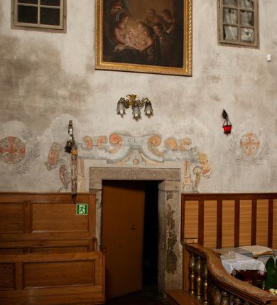 Zdjęcie nr 25: Kościół murowany z cegły i kamienia, tynkowany. Detal architektoniczny kamienny i rzeźbiony w tynku. Więźba dachowa drewniana, krokwiowa. Świątynia orientowana, jednonawowa, nawa na rzucie wydłużonego prostokąta, prezbiterium nieco węższe, zakończone wielobocznie, z wieżą na planie kwadratu. Do prezbiterium od północy przylega zakrystia z przedsionkiem i kruchtą na planie zbliżonym do prostokąta, do nawy od południa przybudowana kaplica na rzucie ośmioboku oraz od północy kruchta na planie kwadratu. Całość oszkarpowana. Wnętrze nakryte drewnianymi stropami i sufitami z wyprawą tynkową i polichromią. Pomiędzy nawą a prezbiterium półkolisty otwór tęczowy. Parapet chóru muzycznego w zachodniej części nawy, podparty na dwóch kolumnach. Otwory drzwiowe o wykroju prostokątnym, ostrołukowym i prostokątnym zamkniętym łukiem segmentowym. Drzwi drewniane obite listwami i płycinowe. Okna w formie stojącego prostokąta zamkniętego łukiem półkolistym, w wieży zamknięte łukiem ostrym, w metalowej oprawie, witrażowe. Posadzka z płyt ceramicznych. Elewacje opracowane jednolicie, tynkowane, zakończone gzymsem podokapowym, opięte dwuuskokowymi szkarpami. Elewacja zachodnia wieżowa, jednoosiowa, czterokondygnacyjna, z wydzielonym cokołem. Kondygnacje wydzielone gzymsami kordonowymi, ostatnia na planie ośmioboku. Na osi ostrołukowy portal z profilowanym obramieniem w tynku. Drzwi drewniane dwuskrzydłowe, obite listwami, z ostrołukowym naświetlem. Nad portalem owalna tablica fundacyjna z napisem „WIEŻA TA WYBUDOWANA / NA CZEŚĆ / MATKI BOSKIEJ / R(OKU) P(AŃSKIEGO) 1888”. Na froncie wieży, na osi, dwa ostrołukowe okna, na ścianach bocznych po trzy ostrołukowe okna, w najwyższej partii rząd okulusów. Wieża zakończona ośmioma trójkątnymi szczytami i ostrosłupowym hełmem z metalową koroną. Elewacje boczne przeprute oknami, po dwa w nawie i prezbiterium, alternowanymi szkarpami. W kaplicy i w zakrystii po dwa okna. Elewacja wschodnia pozbawiona okien. Kruchta północna przybudowana do korpusu, od frontu ujęta stylizowanymi półkolumnami dźwigającymi wklęsło-wypukły szczyt. W zewnętrzne ściany kościoła wmurowane współczesne, ceramiczne stacje drogi krzyżowej. Dachy dwuspadowe, kryte dachówką ceramiczną. Wyższy nad nawą, niższy nad prezbiterium. W połowie długości dachu, nad nawą, wieżyczka na sygnaturkę z latarnią, zwieńczona ostrosłupowym hełmem. Nad zakrystią ceramiczny dach pulpitowy, nad kruchtą dwuspadowy, nad kaplicą ostrosłupowy, kryty blachą. 