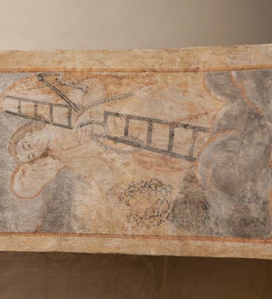 Zdjęcie nr 33: Kościół murowany z cegły i kamienia, tynkowany. Detal architektoniczny kamienny i rzeźbiony w tynku. Więźba dachowa drewniana, krokwiowa. Świątynia orientowana, jednonawowa, nawa na rzucie wydłużonego prostokąta, prezbiterium nieco węższe, zakończone wielobocznie, z wieżą na planie kwadratu. Do prezbiterium od północy przylega zakrystia z przedsionkiem i kruchtą na planie zbliżonym do prostokąta, do nawy od południa przybudowana kaplica na rzucie ośmioboku oraz od północy kruchta na planie kwadratu. Całość oszkarpowana. Wnętrze nakryte drewnianymi stropami i sufitami z wyprawą tynkową i polichromią. Pomiędzy nawą a prezbiterium półkolisty otwór tęczowy. Parapet chóru muzycznego w zachodniej części nawy, podparty na dwóch kolumnach. Otwory drzwiowe o wykroju prostokątnym, ostrołukowym i prostokątnym zamkniętym łukiem segmentowym. Drzwi drewniane obite listwami i płycinowe. Okna w formie stojącego prostokąta zamkniętego łukiem półkolistym, w wieży zamknięte łukiem ostrym, w metalowej oprawie, witrażowe. Posadzka z płyt ceramicznych. Elewacje opracowane jednolicie, tynkowane, zakończone gzymsem podokapowym, opięte dwuuskokowymi szkarpami. Elewacja zachodnia wieżowa, jednoosiowa, czterokondygnacyjna, z wydzielonym cokołem. Kondygnacje wydzielone gzymsami kordonowymi, ostatnia na planie ośmioboku. Na osi ostrołukowy portal z profilowanym obramieniem w tynku. Drzwi drewniane dwuskrzydłowe, obite listwami, z ostrołukowym naświetlem. Nad portalem owalna tablica fundacyjna z napisem „WIEŻA TA WYBUDOWANA / NA CZEŚĆ / MATKI BOSKIEJ / R(OKU) P(AŃSKIEGO) 1888”. Na froncie wieży, na osi, dwa ostrołukowe okna, na ścianach bocznych po trzy ostrołukowe okna, w najwyższej partii rząd okulusów. Wieża zakończona ośmioma trójkątnymi szczytami i ostrosłupowym hełmem z metalową koroną. Elewacje boczne przeprute oknami, po dwa w nawie i prezbiterium, alternowanymi szkarpami. W kaplicy i w zakrystii po dwa okna. Elewacja wschodnia pozbawiona okien. Kruchta północna przybudowana do korpusu, od frontu ujęta stylizowanymi półkolumnami dźwigającymi wklęsło-wypukły szczyt. W zewnętrzne ściany kościoła wmurowane współczesne, ceramiczne stacje drogi krzyżowej. Dachy dwuspadowe, kryte dachówką ceramiczną. Wyższy nad nawą, niższy nad prezbiterium. W połowie długości dachu, nad nawą, wieżyczka na sygnaturkę z latarnią, zwieńczona ostrosłupowym hełmem. Nad zakrystią ceramiczny dach pulpitowy, nad kruchtą dwuspadowy, nad kaplicą ostrosłupowy, kryty blachą. 