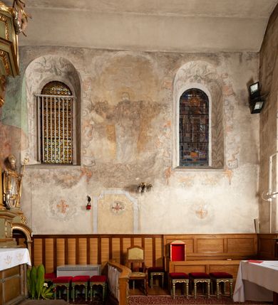 Zdjęcie nr 23: Kościół murowany z cegły i kamienia, tynkowany. Detal architektoniczny kamienny i rzeźbiony w tynku. Więźba dachowa drewniana, krokwiowa. Świątynia orientowana, jednonawowa, nawa na rzucie wydłużonego prostokąta, prezbiterium nieco węższe, zakończone wielobocznie, z wieżą na planie kwadratu. Do prezbiterium od północy przylega zakrystia z przedsionkiem i kruchtą na planie zbliżonym do prostokąta, do nawy od południa przybudowana kaplica na rzucie ośmioboku oraz od północy kruchta na planie kwadratu. Całość oszkarpowana. Wnętrze nakryte drewnianymi stropami i sufitami z wyprawą tynkową i polichromią. Pomiędzy nawą a prezbiterium półkolisty otwór tęczowy. Parapet chóru muzycznego w zachodniej części nawy, podparty na dwóch kolumnach. Otwory drzwiowe o wykroju prostokątnym, ostrołukowym i prostokątnym zamkniętym łukiem segmentowym. Drzwi drewniane obite listwami i płycinowe. Okna w formie stojącego prostokąta zamkniętego łukiem półkolistym, w wieży zamknięte łukiem ostrym, w metalowej oprawie, witrażowe. Posadzka z płyt ceramicznych. Elewacje opracowane jednolicie, tynkowane, zakończone gzymsem podokapowym, opięte dwuuskokowymi szkarpami. Elewacja zachodnia wieżowa, jednoosiowa, czterokondygnacyjna, z wydzielonym cokołem. Kondygnacje wydzielone gzymsami kordonowymi, ostatnia na planie ośmioboku. Na osi ostrołukowy portal z profilowanym obramieniem w tynku. Drzwi drewniane dwuskrzydłowe, obite listwami, z ostrołukowym naświetlem. Nad portalem owalna tablica fundacyjna z napisem „WIEŻA TA WYBUDOWANA / NA CZEŚĆ / MATKI BOSKIEJ / R(OKU) P(AŃSKIEGO) 1888”. Na froncie wieży, na osi, dwa ostrołukowe okna, na ścianach bocznych po trzy ostrołukowe okna, w najwyższej partii rząd okulusów. Wieża zakończona ośmioma trójkątnymi szczytami i ostrosłupowym hełmem z metalową koroną. Elewacje boczne przeprute oknami, po dwa w nawie i prezbiterium, alternowanymi szkarpami. W kaplicy i w zakrystii po dwa okna. Elewacja wschodnia pozbawiona okien. Kruchta północna przybudowana do korpusu, od frontu ujęta stylizowanymi półkolumnami dźwigającymi wklęsło-wypukły szczyt. W zewnętrzne ściany kościoła wmurowane współczesne, ceramiczne stacje drogi krzyżowej. Dachy dwuspadowe, kryte dachówką ceramiczną. Wyższy nad nawą, niższy nad prezbiterium. W połowie długości dachu, nad nawą, wieżyczka na sygnaturkę z latarnią, zwieńczona ostrosłupowym hełmem. Nad zakrystią ceramiczny dach pulpitowy, nad kruchtą dwuspadowy, nad kaplicą ostrosłupowy, kryty blachą. 