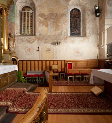 Zdjęcie nr 30: Kościół murowany z cegły i kamienia, tynkowany. Detal architektoniczny kamienny i rzeźbiony w tynku. Więźba dachowa drewniana, krokwiowa. Świątynia orientowana, jednonawowa, nawa na rzucie wydłużonego prostokąta, prezbiterium nieco węższe, zakończone wielobocznie, z wieżą na planie kwadratu. Do prezbiterium od północy przylega zakrystia z przedsionkiem i kruchtą na planie zbliżonym do prostokąta, do nawy od południa przybudowana kaplica na rzucie ośmioboku oraz od północy kruchta na planie kwadratu. Całość oszkarpowana. Wnętrze nakryte drewnianymi stropami i sufitami z wyprawą tynkową i polichromią. Pomiędzy nawą a prezbiterium półkolisty otwór tęczowy. Parapet chóru muzycznego w zachodniej części nawy, podparty na dwóch kolumnach. Otwory drzwiowe o wykroju prostokątnym, ostrołukowym i prostokątnym zamkniętym łukiem segmentowym. Drzwi drewniane obite listwami i płycinowe. Okna w formie stojącego prostokąta zamkniętego łukiem półkolistym, w wieży zamknięte łukiem ostrym, w metalowej oprawie, witrażowe. Posadzka z płyt ceramicznych. Elewacje opracowane jednolicie, tynkowane, zakończone gzymsem podokapowym, opięte dwuuskokowymi szkarpami. Elewacja zachodnia wieżowa, jednoosiowa, czterokondygnacyjna, z wydzielonym cokołem. Kondygnacje wydzielone gzymsami kordonowymi, ostatnia na planie ośmioboku. Na osi ostrołukowy portal z profilowanym obramieniem w tynku. Drzwi drewniane dwuskrzydłowe, obite listwami, z ostrołukowym naświetlem. Nad portalem owalna tablica fundacyjna z napisem „WIEŻA TA WYBUDOWANA / NA CZEŚĆ / MATKI BOSKIEJ / R(OKU) P(AŃSKIEGO) 1888”. Na froncie wieży, na osi, dwa ostrołukowe okna, na ścianach bocznych po trzy ostrołukowe okna, w najwyższej partii rząd okulusów. Wieża zakończona ośmioma trójkątnymi szczytami i ostrosłupowym hełmem z metalową koroną. Elewacje boczne przeprute oknami, po dwa w nawie i prezbiterium, alternowanymi szkarpami. W kaplicy i w zakrystii po dwa okna. Elewacja wschodnia pozbawiona okien. Kruchta północna przybudowana do korpusu, od frontu ujęta stylizowanymi półkolumnami dźwigającymi wklęsło-wypukły szczyt. W zewnętrzne ściany kościoła wmurowane współczesne, ceramiczne stacje drogi krzyżowej. Dachy dwuspadowe, kryte dachówką ceramiczną. Wyższy nad nawą, niższy nad prezbiterium. W połowie długości dachu, nad nawą, wieżyczka na sygnaturkę z latarnią, zwieńczona ostrosłupowym hełmem. Nad zakrystią ceramiczny dach pulpitowy, nad kruchtą dwuspadowy, nad kaplicą ostrosłupowy, kryty blachą. 