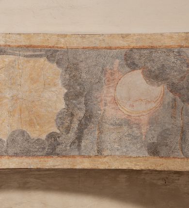 Zdjęcie nr 32: Kościół murowany z cegły i kamienia, tynkowany. Detal architektoniczny kamienny i rzeźbiony w tynku. Więźba dachowa drewniana, krokwiowa. Świątynia orientowana, jednonawowa, nawa na rzucie wydłużonego prostokąta, prezbiterium nieco węższe, zakończone wielobocznie, z wieżą na planie kwadratu. Do prezbiterium od północy przylega zakrystia z przedsionkiem i kruchtą na planie zbliżonym do prostokąta, do nawy od południa przybudowana kaplica na rzucie ośmioboku oraz od północy kruchta na planie kwadratu. Całość oszkarpowana. Wnętrze nakryte drewnianymi stropami i sufitami z wyprawą tynkową i polichromią. Pomiędzy nawą a prezbiterium półkolisty otwór tęczowy. Parapet chóru muzycznego w zachodniej części nawy, podparty na dwóch kolumnach. Otwory drzwiowe o wykroju prostokątnym, ostrołukowym i prostokątnym zamkniętym łukiem segmentowym. Drzwi drewniane obite listwami i płycinowe. Okna w formie stojącego prostokąta zamkniętego łukiem półkolistym, w wieży zamknięte łukiem ostrym, w metalowej oprawie, witrażowe. Posadzka z płyt ceramicznych. Elewacje opracowane jednolicie, tynkowane, zakończone gzymsem podokapowym, opięte dwuuskokowymi szkarpami. Elewacja zachodnia wieżowa, jednoosiowa, czterokondygnacyjna, z wydzielonym cokołem. Kondygnacje wydzielone gzymsami kordonowymi, ostatnia na planie ośmioboku. Na osi ostrołukowy portal z profilowanym obramieniem w tynku. Drzwi drewniane dwuskrzydłowe, obite listwami, z ostrołukowym naświetlem. Nad portalem owalna tablica fundacyjna z napisem „WIEŻA TA WYBUDOWANA / NA CZEŚĆ / MATKI BOSKIEJ / R(OKU) P(AŃSKIEGO) 1888”. Na froncie wieży, na osi, dwa ostrołukowe okna, na ścianach bocznych po trzy ostrołukowe okna, w najwyższej partii rząd okulusów. Wieża zakończona ośmioma trójkątnymi szczytami i ostrosłupowym hełmem z metalową koroną. Elewacje boczne przeprute oknami, po dwa w nawie i prezbiterium, alternowanymi szkarpami. W kaplicy i w zakrystii po dwa okna. Elewacja wschodnia pozbawiona okien. Kruchta północna przybudowana do korpusu, od frontu ujęta stylizowanymi półkolumnami dźwigającymi wklęsło-wypukły szczyt. W zewnętrzne ściany kościoła wmurowane współczesne, ceramiczne stacje drogi krzyżowej. Dachy dwuspadowe, kryte dachówką ceramiczną. Wyższy nad nawą, niższy nad prezbiterium. W połowie długości dachu, nad nawą, wieżyczka na sygnaturkę z latarnią, zwieńczona ostrosłupowym hełmem. Nad zakrystią ceramiczny dach pulpitowy, nad kruchtą dwuspadowy, nad kaplicą ostrosłupowy, kryty blachą. 