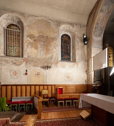 Zdjęcie nr 22: Kościół murowany z cegły i kamienia, tynkowany. Detal architektoniczny kamienny i rzeźbiony w tynku. Więźba dachowa drewniana, krokwiowa. Świątynia orientowana, jednonawowa, nawa na rzucie wydłużonego prostokąta, prezbiterium nieco węższe, zakończone wielobocznie, z wieżą na planie kwadratu. Do prezbiterium od północy przylega zakrystia z przedsionkiem i kruchtą na planie zbliżonym do prostokąta, do nawy od południa przybudowana kaplica na rzucie ośmioboku oraz od północy kruchta na planie kwadratu. Całość oszkarpowana. Wnętrze nakryte drewnianymi stropami i sufitami z wyprawą tynkową i polichromią. Pomiędzy nawą a prezbiterium półkolisty otwór tęczowy. Parapet chóru muzycznego w zachodniej części nawy, podparty na dwóch kolumnach. Otwory drzwiowe o wykroju prostokątnym, ostrołukowym i prostokątnym zamkniętym łukiem segmentowym. Drzwi drewniane obite listwami i płycinowe. Okna w formie stojącego prostokąta zamkniętego łukiem półkolistym, w wieży zamknięte łukiem ostrym, w metalowej oprawie, witrażowe. Posadzka z płyt ceramicznych. Elewacje opracowane jednolicie, tynkowane, zakończone gzymsem podokapowym, opięte dwuuskokowymi szkarpami. Elewacja zachodnia wieżowa, jednoosiowa, czterokondygnacyjna, z wydzielonym cokołem. Kondygnacje wydzielone gzymsami kordonowymi, ostatnia na planie ośmioboku. Na osi ostrołukowy portal z profilowanym obramieniem w tynku. Drzwi drewniane dwuskrzydłowe, obite listwami, z ostrołukowym naświetlem. Nad portalem owalna tablica fundacyjna z napisem „WIEŻA TA WYBUDOWANA / NA CZEŚĆ / MATKI BOSKIEJ / R(OKU) P(AŃSKIEGO) 1888”. Na froncie wieży, na osi, dwa ostrołukowe okna, na ścianach bocznych po trzy ostrołukowe okna, w najwyższej partii rząd okulusów. Wieża zakończona ośmioma trójkątnymi szczytami i ostrosłupowym hełmem z metalową koroną. Elewacje boczne przeprute oknami, po dwa w nawie i prezbiterium, alternowanymi szkarpami. W kaplicy i w zakrystii po dwa okna. Elewacja wschodnia pozbawiona okien. Kruchta północna przybudowana do korpusu, od frontu ujęta stylizowanymi półkolumnami dźwigającymi wklęsło-wypukły szczyt. W zewnętrzne ściany kościoła wmurowane współczesne, ceramiczne stacje drogi krzyżowej. Dachy dwuspadowe, kryte dachówką ceramiczną. Wyższy nad nawą, niższy nad prezbiterium. W połowie długości dachu, nad nawą, wieżyczka na sygnaturkę z latarnią, zwieńczona ostrosłupowym hełmem. Nad zakrystią ceramiczny dach pulpitowy, nad kruchtą dwuspadowy, nad kaplicą ostrosłupowy, kryty blachą. 