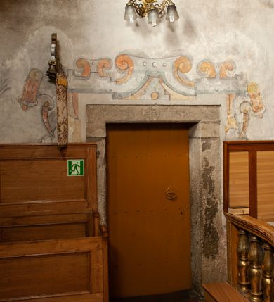 Zdjęcie nr 26: Kościół murowany z cegły i kamienia, tynkowany. Detal architektoniczny kamienny i rzeźbiony w tynku. Więźba dachowa drewniana, krokwiowa. Świątynia orientowana, jednonawowa, nawa na rzucie wydłużonego prostokąta, prezbiterium nieco węższe, zakończone wielobocznie, z wieżą na planie kwadratu. Do prezbiterium od północy przylega zakrystia z przedsionkiem i kruchtą na planie zbliżonym do prostokąta, do nawy od południa przybudowana kaplica na rzucie ośmioboku oraz od północy kruchta na planie kwadratu. Całość oszkarpowana. Wnętrze nakryte drewnianymi stropami i sufitami z wyprawą tynkową i polichromią. Pomiędzy nawą a prezbiterium półkolisty otwór tęczowy. Parapet chóru muzycznego w zachodniej części nawy, podparty na dwóch kolumnach. Otwory drzwiowe o wykroju prostokątnym, ostrołukowym i prostokątnym zamkniętym łukiem segmentowym. Drzwi drewniane obite listwami i płycinowe. Okna w formie stojącego prostokąta zamkniętego łukiem półkolistym, w wieży zamknięte łukiem ostrym, w metalowej oprawie, witrażowe. Posadzka z płyt ceramicznych. Elewacje opracowane jednolicie, tynkowane, zakończone gzymsem podokapowym, opięte dwuuskokowymi szkarpami. Elewacja zachodnia wieżowa, jednoosiowa, czterokondygnacyjna, z wydzielonym cokołem. Kondygnacje wydzielone gzymsami kordonowymi, ostatnia na planie ośmioboku. Na osi ostrołukowy portal z profilowanym obramieniem w tynku. Drzwi drewniane dwuskrzydłowe, obite listwami, z ostrołukowym naświetlem. Nad portalem owalna tablica fundacyjna z napisem „WIEŻA TA WYBUDOWANA / NA CZEŚĆ / MATKI BOSKIEJ / R(OKU) P(AŃSKIEGO) 1888”. Na froncie wieży, na osi, dwa ostrołukowe okna, na ścianach bocznych po trzy ostrołukowe okna, w najwyższej partii rząd okulusów. Wieża zakończona ośmioma trójkątnymi szczytami i ostrosłupowym hełmem z metalową koroną. Elewacje boczne przeprute oknami, po dwa w nawie i prezbiterium, alternowanymi szkarpami. W kaplicy i w zakrystii po dwa okna. Elewacja wschodnia pozbawiona okien. Kruchta północna przybudowana do korpusu, od frontu ujęta stylizowanymi półkolumnami dźwigającymi wklęsło-wypukły szczyt. W zewnętrzne ściany kościoła wmurowane współczesne, ceramiczne stacje drogi krzyżowej. Dachy dwuspadowe, kryte dachówką ceramiczną. Wyższy nad nawą, niższy nad prezbiterium. W połowie długości dachu, nad nawą, wieżyczka na sygnaturkę z latarnią, zwieńczona ostrosłupowym hełmem. Nad zakrystią ceramiczny dach pulpitowy, nad kruchtą dwuspadowy, nad kaplicą ostrosłupowy, kryty blachą. 