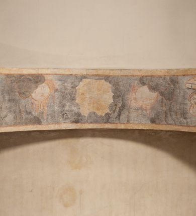 Zdjęcie nr 31: Kościół murowany z cegły i kamienia, tynkowany. Detal architektoniczny kamienny i rzeźbiony w tynku. Więźba dachowa drewniana, krokwiowa. Świątynia orientowana, jednonawowa, nawa na rzucie wydłużonego prostokąta, prezbiterium nieco węższe, zakończone wielobocznie, z wieżą na planie kwadratu. Do prezbiterium od północy przylega zakrystia z przedsionkiem i kruchtą na planie zbliżonym do prostokąta, do nawy od południa przybudowana kaplica na rzucie ośmioboku oraz od północy kruchta na planie kwadratu. Całość oszkarpowana. Wnętrze nakryte drewnianymi stropami i sufitami z wyprawą tynkową i polichromią. Pomiędzy nawą a prezbiterium półkolisty otwór tęczowy. Parapet chóru muzycznego w zachodniej części nawy, podparty na dwóch kolumnach. Otwory drzwiowe o wykroju prostokątnym, ostrołukowym i prostokątnym zamkniętym łukiem segmentowym. Drzwi drewniane obite listwami i płycinowe. Okna w formie stojącego prostokąta zamkniętego łukiem półkolistym, w wieży zamknięte łukiem ostrym, w metalowej oprawie, witrażowe. Posadzka z płyt ceramicznych. Elewacje opracowane jednolicie, tynkowane, zakończone gzymsem podokapowym, opięte dwuuskokowymi szkarpami. Elewacja zachodnia wieżowa, jednoosiowa, czterokondygnacyjna, z wydzielonym cokołem. Kondygnacje wydzielone gzymsami kordonowymi, ostatnia na planie ośmioboku. Na osi ostrołukowy portal z profilowanym obramieniem w tynku. Drzwi drewniane dwuskrzydłowe, obite listwami, z ostrołukowym naświetlem. Nad portalem owalna tablica fundacyjna z napisem „WIEŻA TA WYBUDOWANA / NA CZEŚĆ / MATKI BOSKIEJ / R(OKU) P(AŃSKIEGO) 1888”. Na froncie wieży, na osi, dwa ostrołukowe okna, na ścianach bocznych po trzy ostrołukowe okna, w najwyższej partii rząd okulusów. Wieża zakończona ośmioma trójkątnymi szczytami i ostrosłupowym hełmem z metalową koroną. Elewacje boczne przeprute oknami, po dwa w nawie i prezbiterium, alternowanymi szkarpami. W kaplicy i w zakrystii po dwa okna. Elewacja wschodnia pozbawiona okien. Kruchta północna przybudowana do korpusu, od frontu ujęta stylizowanymi półkolumnami dźwigającymi wklęsło-wypukły szczyt. W zewnętrzne ściany kościoła wmurowane współczesne, ceramiczne stacje drogi krzyżowej. Dachy dwuspadowe, kryte dachówką ceramiczną. Wyższy nad nawą, niższy nad prezbiterium. W połowie długości dachu, nad nawą, wieżyczka na sygnaturkę z latarnią, zwieńczona ostrosłupowym hełmem. Nad zakrystią ceramiczny dach pulpitowy, nad kruchtą dwuspadowy, nad kaplicą ostrosłupowy, kryty blachą. 