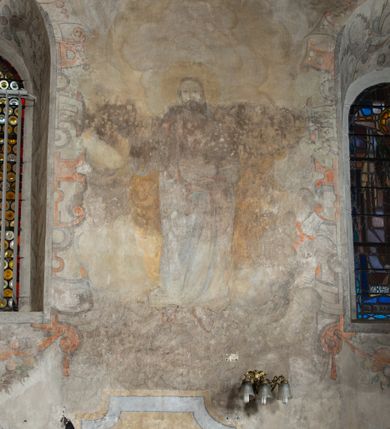 Zdjęcie nr 36: Kościół murowany z cegły i kamienia, tynkowany. Detal architektoniczny kamienny i rzeźbiony w tynku. Więźba dachowa drewniana, krokwiowa. Świątynia orientowana, jednonawowa, nawa na rzucie wydłużonego prostokąta, prezbiterium nieco węższe, zakończone wielobocznie, z wieżą na planie kwadratu. Do prezbiterium od północy przylega zakrystia z przedsionkiem i kruchtą na planie zbliżonym do prostokąta, do nawy od południa przybudowana kaplica na rzucie ośmioboku oraz od północy kruchta na planie kwadratu. Całość oszkarpowana. Wnętrze nakryte drewnianymi stropami i sufitami z wyprawą tynkową i polichromią. Pomiędzy nawą a prezbiterium półkolisty otwór tęczowy. Parapet chóru muzycznego w zachodniej części nawy, podparty na dwóch kolumnach. Otwory drzwiowe o wykroju prostokątnym, ostrołukowym i prostokątnym zamkniętym łukiem segmentowym. Drzwi drewniane obite listwami i płycinowe. Okna w formie stojącego prostokąta zamkniętego łukiem półkolistym, w wieży zamknięte łukiem ostrym, w metalowej oprawie, witrażowe. Posadzka z płyt ceramicznych. Elewacje opracowane jednolicie, tynkowane, zakończone gzymsem podokapowym, opięte dwuuskokowymi szkarpami. Elewacja zachodnia wieżowa, jednoosiowa, czterokondygnacyjna, z wydzielonym cokołem. Kondygnacje wydzielone gzymsami kordonowymi, ostatnia na planie ośmioboku. Na osi ostrołukowy portal z profilowanym obramieniem w tynku. Drzwi drewniane dwuskrzydłowe, obite listwami, z ostrołukowym naświetlem. Nad portalem owalna tablica fundacyjna z napisem „WIEŻA TA WYBUDOWANA / NA CZEŚĆ / MATKI BOSKIEJ / R(OKU) P(AŃSKIEGO) 1888”. Na froncie wieży, na osi, dwa ostrołukowe okna, na ścianach bocznych po trzy ostrołukowe okna, w najwyższej partii rząd okulusów. Wieża zakończona ośmioma trójkątnymi szczytami i ostrosłupowym hełmem z metalową koroną. Elewacje boczne przeprute oknami, po dwa w nawie i prezbiterium, alternowanymi szkarpami. W kaplicy i w zakrystii po dwa okna. Elewacja wschodnia pozbawiona okien. Kruchta północna przybudowana do korpusu, od frontu ujęta stylizowanymi półkolumnami dźwigającymi wklęsło-wypukły szczyt. W zewnętrzne ściany kościoła wmurowane współczesne, ceramiczne stacje drogi krzyżowej. Dachy dwuspadowe, kryte dachówką ceramiczną. Wyższy nad nawą, niższy nad prezbiterium. W połowie długości dachu, nad nawą, wieżyczka na sygnaturkę z latarnią, zwieńczona ostrosłupowym hełmem. Nad zakrystią ceramiczny dach pulpitowy, nad kruchtą dwuspadowy, nad kaplicą ostrosłupowy, kryty blachą. 