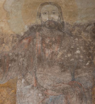 Zdjęcie nr 39: Kościół murowany z cegły i kamienia, tynkowany. Detal architektoniczny kamienny i rzeźbiony w tynku. Więźba dachowa drewniana, krokwiowa. Świątynia orientowana, jednonawowa, nawa na rzucie wydłużonego prostokąta, prezbiterium nieco węższe, zakończone wielobocznie, z wieżą na planie kwadratu. Do prezbiterium od północy przylega zakrystia z przedsionkiem i kruchtą na planie zbliżonym do prostokąta, do nawy od południa przybudowana kaplica na rzucie ośmioboku oraz od północy kruchta na planie kwadratu. Całość oszkarpowana. Wnętrze nakryte drewnianymi stropami i sufitami z wyprawą tynkową i polichromią. Pomiędzy nawą a prezbiterium półkolisty otwór tęczowy. Parapet chóru muzycznego w zachodniej części nawy, podparty na dwóch kolumnach. Otwory drzwiowe o wykroju prostokątnym, ostrołukowym i prostokątnym zamkniętym łukiem segmentowym. Drzwi drewniane obite listwami i płycinowe. Okna w formie stojącego prostokąta zamkniętego łukiem półkolistym, w wieży zamknięte łukiem ostrym, w metalowej oprawie, witrażowe. Posadzka z płyt ceramicznych. Elewacje opracowane jednolicie, tynkowane, zakończone gzymsem podokapowym, opięte dwuuskokowymi szkarpami. Elewacja zachodnia wieżowa, jednoosiowa, czterokondygnacyjna, z wydzielonym cokołem. Kondygnacje wydzielone gzymsami kordonowymi, ostatnia na planie ośmioboku. Na osi ostrołukowy portal z profilowanym obramieniem w tynku. Drzwi drewniane dwuskrzydłowe, obite listwami, z ostrołukowym naświetlem. Nad portalem owalna tablica fundacyjna z napisem „WIEŻA TA WYBUDOWANA / NA CZEŚĆ / MATKI BOSKIEJ / R(OKU) P(AŃSKIEGO) 1888”. Na froncie wieży, na osi, dwa ostrołukowe okna, na ścianach bocznych po trzy ostrołukowe okna, w najwyższej partii rząd okulusów. Wieża zakończona ośmioma trójkątnymi szczytami i ostrosłupowym hełmem z metalową koroną. Elewacje boczne przeprute oknami, po dwa w nawie i prezbiterium, alternowanymi szkarpami. W kaplicy i w zakrystii po dwa okna. Elewacja wschodnia pozbawiona okien. Kruchta północna przybudowana do korpusu, od frontu ujęta stylizowanymi półkolumnami dźwigającymi wklęsło-wypukły szczyt. W zewnętrzne ściany kościoła wmurowane współczesne, ceramiczne stacje drogi krzyżowej. Dachy dwuspadowe, kryte dachówką ceramiczną. Wyższy nad nawą, niższy nad prezbiterium. W połowie długości dachu, nad nawą, wieżyczka na sygnaturkę z latarnią, zwieńczona ostrosłupowym hełmem. Nad zakrystią ceramiczny dach pulpitowy, nad kruchtą dwuspadowy, nad kaplicą ostrosłupowy, kryty blachą. 