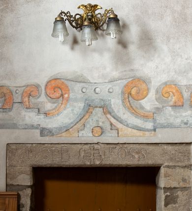 Zdjęcie nr 41: Kościół murowany z cegły i kamienia, tynkowany. Detal architektoniczny kamienny i rzeźbiony w tynku. Więźba dachowa drewniana, krokwiowa. Świątynia orientowana, jednonawowa, nawa na rzucie wydłużonego prostokąta, prezbiterium nieco węższe, zakończone wielobocznie, z wieżą na planie kwadratu. Do prezbiterium od północy przylega zakrystia z przedsionkiem i kruchtą na planie zbliżonym do prostokąta, do nawy od południa przybudowana kaplica na rzucie ośmioboku oraz od północy kruchta na planie kwadratu. Całość oszkarpowana. Wnętrze nakryte drewnianymi stropami i sufitami z wyprawą tynkową i polichromią. Pomiędzy nawą a prezbiterium półkolisty otwór tęczowy. Parapet chóru muzycznego w zachodniej części nawy, podparty na dwóch kolumnach. Otwory drzwiowe o wykroju prostokątnym, ostrołukowym i prostokątnym zamkniętym łukiem segmentowym. Drzwi drewniane obite listwami i płycinowe. Okna w formie stojącego prostokąta zamkniętego łukiem półkolistym, w wieży zamknięte łukiem ostrym, w metalowej oprawie, witrażowe. Posadzka z płyt ceramicznych. Elewacje opracowane jednolicie, tynkowane, zakończone gzymsem podokapowym, opięte dwuuskokowymi szkarpami. Elewacja zachodnia wieżowa, jednoosiowa, czterokondygnacyjna, z wydzielonym cokołem. Kondygnacje wydzielone gzymsami kordonowymi, ostatnia na planie ośmioboku. Na osi ostrołukowy portal z profilowanym obramieniem w tynku. Drzwi drewniane dwuskrzydłowe, obite listwami, z ostrołukowym naświetlem. Nad portalem owalna tablica fundacyjna z napisem „WIEŻA TA WYBUDOWANA / NA CZEŚĆ / MATKI BOSKIEJ / R(OKU) P(AŃSKIEGO) 1888”. Na froncie wieży, na osi, dwa ostrołukowe okna, na ścianach bocznych po trzy ostrołukowe okna, w najwyższej partii rząd okulusów. Wieża zakończona ośmioma trójkątnymi szczytami i ostrosłupowym hełmem z metalową koroną. Elewacje boczne przeprute oknami, po dwa w nawie i prezbiterium, alternowanymi szkarpami. W kaplicy i w zakrystii po dwa okna. Elewacja wschodnia pozbawiona okien. Kruchta północna przybudowana do korpusu, od frontu ujęta stylizowanymi półkolumnami dźwigającymi wklęsło-wypukły szczyt. W zewnętrzne ściany kościoła wmurowane współczesne, ceramiczne stacje drogi krzyżowej. Dachy dwuspadowe, kryte dachówką ceramiczną. Wyższy nad nawą, niższy nad prezbiterium. W połowie długości dachu, nad nawą, wieżyczka na sygnaturkę z latarnią, zwieńczona ostrosłupowym hełmem. Nad zakrystią ceramiczny dach pulpitowy, nad kruchtą dwuspadowy, nad kaplicą ostrosłupowy, kryty blachą. 