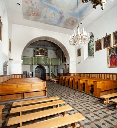 Zdjęcie nr 17: Kościół murowany z cegły i kamienia, tynkowany. Detal architektoniczny kamienny i rzeźbiony w tynku. Więźba dachowa drewniana, krokwiowa. Świątynia orientowana, jednonawowa, nawa na rzucie wydłużonego prostokąta, prezbiterium nieco węższe, zakończone wielobocznie, z wieżą na planie kwadratu. Do prezbiterium od północy przylega zakrystia z przedsionkiem i kruchtą na planie zbliżonym do prostokąta, do nawy od południa przybudowana kaplica na rzucie ośmioboku oraz od północy kruchta na planie kwadratu. Całość oszkarpowana. Wnętrze nakryte drewnianymi stropami i sufitami z wyprawą tynkową i polichromią. Pomiędzy nawą a prezbiterium półkolisty otwór tęczowy. Parapet chóru muzycznego w zachodniej części nawy, podparty na dwóch kolumnach. Otwory drzwiowe o wykroju prostokątnym, ostrołukowym i prostokątnym zamkniętym łukiem segmentowym. Drzwi drewniane obite listwami i płycinowe. Okna w formie stojącego prostokąta zamkniętego łukiem półkolistym, w wieży zamknięte łukiem ostrym, w metalowej oprawie, witrażowe. Posadzka z płyt ceramicznych. Elewacje opracowane jednolicie, tynkowane, zakończone gzymsem podokapowym, opięte dwuuskokowymi szkarpami. Elewacja zachodnia wieżowa, jednoosiowa, czterokondygnacyjna, z wydzielonym cokołem. Kondygnacje wydzielone gzymsami kordonowymi, ostatnia na planie ośmioboku. Na osi ostrołukowy portal z profilowanym obramieniem w tynku. Drzwi drewniane dwuskrzydłowe, obite listwami, z ostrołukowym naświetlem. Nad portalem owalna tablica fundacyjna z napisem „WIEŻA TA WYBUDOWANA / NA CZEŚĆ / MATKI BOSKIEJ / R(OKU) P(AŃSKIEGO) 1888”. Na froncie wieży, na osi, dwa ostrołukowe okna, na ścianach bocznych po trzy ostrołukowe okna, w najwyższej partii rząd okulusów. Wieża zakończona ośmioma trójkątnymi szczytami i ostrosłupowym hełmem z metalową koroną. Elewacje boczne przeprute oknami, po dwa w nawie i prezbiterium, alternowanymi szkarpami. W kaplicy i w zakrystii po dwa okna. Elewacja wschodnia pozbawiona okien. Kruchta północna przybudowana do korpusu, od frontu ujęta stylizowanymi półkolumnami dźwigającymi wklęsło-wypukły szczyt. W zewnętrzne ściany kościoła wmurowane współczesne, ceramiczne stacje drogi krzyżowej. Dachy dwuspadowe, kryte dachówką ceramiczną. Wyższy nad nawą, niższy nad prezbiterium. W połowie długości dachu, nad nawą, wieżyczka na sygnaturkę z latarnią, zwieńczona ostrosłupowym hełmem. Nad zakrystią ceramiczny dach pulpitowy, nad kruchtą dwuspadowy, nad kaplicą ostrosłupowy, kryty blachą. 