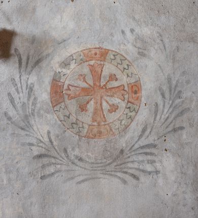 Zdjęcie nr 42: Kościół murowany z cegły i kamienia, tynkowany. Detal architektoniczny kamienny i rzeźbiony w tynku. Więźba dachowa drewniana, krokwiowa. Świątynia orientowana, jednonawowa, nawa na rzucie wydłużonego prostokąta, prezbiterium nieco węższe, zakończone wielobocznie, z wieżą na planie kwadratu. Do prezbiterium od północy przylega zakrystia z przedsionkiem i kruchtą na planie zbliżonym do prostokąta, do nawy od południa przybudowana kaplica na rzucie ośmioboku oraz od północy kruchta na planie kwadratu. Całość oszkarpowana. Wnętrze nakryte drewnianymi stropami i sufitami z wyprawą tynkową i polichromią. Pomiędzy nawą a prezbiterium półkolisty otwór tęczowy. Parapet chóru muzycznego w zachodniej części nawy, podparty na dwóch kolumnach. Otwory drzwiowe o wykroju prostokątnym, ostrołukowym i prostokątnym zamkniętym łukiem segmentowym. Drzwi drewniane obite listwami i płycinowe. Okna w formie stojącego prostokąta zamkniętego łukiem półkolistym, w wieży zamknięte łukiem ostrym, w metalowej oprawie, witrażowe. Posadzka z płyt ceramicznych. Elewacje opracowane jednolicie, tynkowane, zakończone gzymsem podokapowym, opięte dwuuskokowymi szkarpami. Elewacja zachodnia wieżowa, jednoosiowa, czterokondygnacyjna, z wydzielonym cokołem. Kondygnacje wydzielone gzymsami kordonowymi, ostatnia na planie ośmioboku. Na osi ostrołukowy portal z profilowanym obramieniem w tynku. Drzwi drewniane dwuskrzydłowe, obite listwami, z ostrołukowym naświetlem. Nad portalem owalna tablica fundacyjna z napisem „WIEŻA TA WYBUDOWANA / NA CZEŚĆ / MATKI BOSKIEJ / R(OKU) P(AŃSKIEGO) 1888”. Na froncie wieży, na osi, dwa ostrołukowe okna, na ścianach bocznych po trzy ostrołukowe okna, w najwyższej partii rząd okulusów. Wieża zakończona ośmioma trójkątnymi szczytami i ostrosłupowym hełmem z metalową koroną. Elewacje boczne przeprute oknami, po dwa w nawie i prezbiterium, alternowanymi szkarpami. W kaplicy i w zakrystii po dwa okna. Elewacja wschodnia pozbawiona okien. Kruchta północna przybudowana do korpusu, od frontu ujęta stylizowanymi półkolumnami dźwigającymi wklęsło-wypukły szczyt. W zewnętrzne ściany kościoła wmurowane współczesne, ceramiczne stacje drogi krzyżowej. Dachy dwuspadowe, kryte dachówką ceramiczną. Wyższy nad nawą, niższy nad prezbiterium. W połowie długości dachu, nad nawą, wieżyczka na sygnaturkę z latarnią, zwieńczona ostrosłupowym hełmem. Nad zakrystią ceramiczny dach pulpitowy, nad kruchtą dwuspadowy, nad kaplicą ostrosłupowy, kryty blachą. 