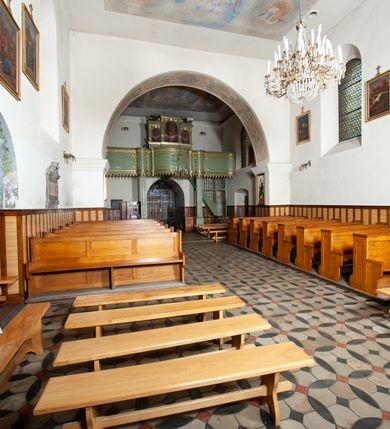 Zdjęcie nr 18: Kościół murowany z cegły i kamienia, tynkowany. Detal architektoniczny kamienny i rzeźbiony w tynku. Więźba dachowa drewniana, krokwiowa. Świątynia orientowana, jednonawowa, nawa na rzucie wydłużonego prostokąta, prezbiterium nieco węższe, zakończone wielobocznie, z wieżą na planie kwadratu. Do prezbiterium od północy przylega zakrystia z przedsionkiem i kruchtą na planie zbliżonym do prostokąta, do nawy od południa przybudowana kaplica na rzucie ośmioboku oraz od północy kruchta na planie kwadratu. Całość oszkarpowana. Wnętrze nakryte drewnianymi stropami i sufitami z wyprawą tynkową i polichromią. Pomiędzy nawą a prezbiterium półkolisty otwór tęczowy. Parapet chóru muzycznego w zachodniej części nawy, podparty na dwóch kolumnach. Otwory drzwiowe o wykroju prostokątnym, ostrołukowym i prostokątnym zamkniętym łukiem segmentowym. Drzwi drewniane obite listwami i płycinowe. Okna w formie stojącego prostokąta zamkniętego łukiem półkolistym, w wieży zamknięte łukiem ostrym, w metalowej oprawie, witrażowe. Posadzka z płyt ceramicznych. Elewacje opracowane jednolicie, tynkowane, zakończone gzymsem podokapowym, opięte dwuuskokowymi szkarpami. Elewacja zachodnia wieżowa, jednoosiowa, czterokondygnacyjna, z wydzielonym cokołem. Kondygnacje wydzielone gzymsami kordonowymi, ostatnia na planie ośmioboku. Na osi ostrołukowy portal z profilowanym obramieniem w tynku. Drzwi drewniane dwuskrzydłowe, obite listwami, z ostrołukowym naświetlem. Nad portalem owalna tablica fundacyjna z napisem „WIEŻA TA WYBUDOWANA / NA CZEŚĆ / MATKI BOSKIEJ / R(OKU) P(AŃSKIEGO) 1888”. Na froncie wieży, na osi, dwa ostrołukowe okna, na ścianach bocznych po trzy ostrołukowe okna, w najwyższej partii rząd okulusów. Wieża zakończona ośmioma trójkątnymi szczytami i ostrosłupowym hełmem z metalową koroną. Elewacje boczne przeprute oknami, po dwa w nawie i prezbiterium, alternowanymi szkarpami. W kaplicy i w zakrystii po dwa okna. Elewacja wschodnia pozbawiona okien. Kruchta północna przybudowana do korpusu, od frontu ujęta stylizowanymi półkolumnami dźwigającymi wklęsło-wypukły szczyt. W zewnętrzne ściany kościoła wmurowane współczesne, ceramiczne stacje drogi krzyżowej. Dachy dwuspadowe, kryte dachówką ceramiczną. Wyższy nad nawą, niższy nad prezbiterium. W połowie długości dachu, nad nawą, wieżyczka na sygnaturkę z latarnią, zwieńczona ostrosłupowym hełmem. Nad zakrystią ceramiczny dach pulpitowy, nad kruchtą dwuspadowy, nad kaplicą ostrosłupowy, kryty blachą. 