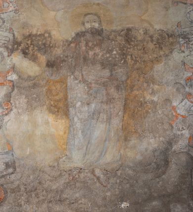 Zdjęcie nr 37: Kościół murowany z cegły i kamienia, tynkowany. Detal architektoniczny kamienny i rzeźbiony w tynku. Więźba dachowa drewniana, krokwiowa. Świątynia orientowana, jednonawowa, nawa na rzucie wydłużonego prostokąta, prezbiterium nieco węższe, zakończone wielobocznie, z wieżą na planie kwadratu. Do prezbiterium od północy przylega zakrystia z przedsionkiem i kruchtą na planie zbliżonym do prostokąta, do nawy od południa przybudowana kaplica na rzucie ośmioboku oraz od północy kruchta na planie kwadratu. Całość oszkarpowana. Wnętrze nakryte drewnianymi stropami i sufitami z wyprawą tynkową i polichromią. Pomiędzy nawą a prezbiterium półkolisty otwór tęczowy. Parapet chóru muzycznego w zachodniej części nawy, podparty na dwóch kolumnach. Otwory drzwiowe o wykroju prostokątnym, ostrołukowym i prostokątnym zamkniętym łukiem segmentowym. Drzwi drewniane obite listwami i płycinowe. Okna w formie stojącego prostokąta zamkniętego łukiem półkolistym, w wieży zamknięte łukiem ostrym, w metalowej oprawie, witrażowe. Posadzka z płyt ceramicznych. Elewacje opracowane jednolicie, tynkowane, zakończone gzymsem podokapowym, opięte dwuuskokowymi szkarpami. Elewacja zachodnia wieżowa, jednoosiowa, czterokondygnacyjna, z wydzielonym cokołem. Kondygnacje wydzielone gzymsami kordonowymi, ostatnia na planie ośmioboku. Na osi ostrołukowy portal z profilowanym obramieniem w tynku. Drzwi drewniane dwuskrzydłowe, obite listwami, z ostrołukowym naświetlem. Nad portalem owalna tablica fundacyjna z napisem „WIEŻA TA WYBUDOWANA / NA CZEŚĆ / MATKI BOSKIEJ / R(OKU) P(AŃSKIEGO) 1888”. Na froncie wieży, na osi, dwa ostrołukowe okna, na ścianach bocznych po trzy ostrołukowe okna, w najwyższej partii rząd okulusów. Wieża zakończona ośmioma trójkątnymi szczytami i ostrosłupowym hełmem z metalową koroną. Elewacje boczne przeprute oknami, po dwa w nawie i prezbiterium, alternowanymi szkarpami. W kaplicy i w zakrystii po dwa okna. Elewacja wschodnia pozbawiona okien. Kruchta północna przybudowana do korpusu, od frontu ujęta stylizowanymi półkolumnami dźwigającymi wklęsło-wypukły szczyt. W zewnętrzne ściany kościoła wmurowane współczesne, ceramiczne stacje drogi krzyżowej. Dachy dwuspadowe, kryte dachówką ceramiczną. Wyższy nad nawą, niższy nad prezbiterium. W połowie długości dachu, nad nawą, wieżyczka na sygnaturkę z latarnią, zwieńczona ostrosłupowym hełmem. Nad zakrystią ceramiczny dach pulpitowy, nad kruchtą dwuspadowy, nad kaplicą ostrosłupowy, kryty blachą. 