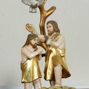 Zdjęcie nr 1: Chrzcielnica na masywnej kamiennej podstawie na planie ściętego koła. Trzon z piaskowca, polichromowany na sposób imitujący marmoryzację, w formie jednolalkowej tralki z okrągłą plintą i sześcienną bazą. Czara marmurowa w formie spłaszczonej półkuli, z wywiniętym brzegiem, ujęta metalowymi cęgami z kotwami. Wewnątrz blaszana misa. 
Pokrywa drewniana, na profilowanej podstawie na planie ośmioboku, w formie kopułki pokrytej łuską, podzielonej na osiem pól, zwieńczona cokołem z niewielką grupą rzeźbiarską Chrztu Chrystusa. Pokrywa i profile złocone, podstawa polichromowana w kolorze zielonym. 




