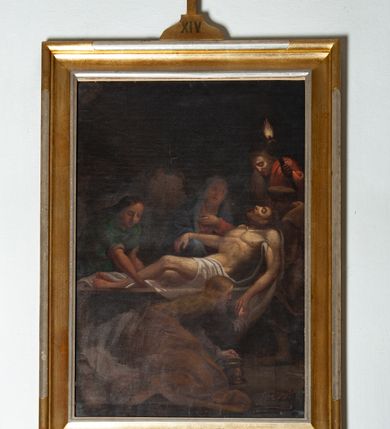 Zdjęcie nr 19: Obrazy w formie stojącego prostokąta, w profilowanej, złoconej ramie, ze szczytem przy górnym boku, z numerem stacji, zwieńczonym krzyżem. Kompozycje wielofigurowe, postacie ukazane w ruchu, na tle pejzażu. Chrystus jest każdorazowo wyodrębniony spośród nich, ubrany w jasnoniebieską tunikę, przewiązaną sznurem, z łańcuchem na szyi lub w białym perizonium, z koroną cierniową na głowie.
Na stacjach o numerach I-VI sygnatury „Wojciech Eljasz 1871”, na VII – „Wojciech Elasz / w Krakowie / 1871”, na obrazach VIII- IX – „Wojciech Eljasz / 1872”, na dziele o numerze XI – „Eljasz 1872”, a na XIII i XIV sygnatura „Wojciech Eljasz 1872”. 