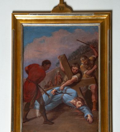 Zdjęcie nr 5: Obrazy w formie stojącego prostokąta, w profilowanej, złoconej ramie, ze szczytem przy górnym boku, z numerem stacji, zwieńczonym krzyżem. Kompozycje wielofigurowe, postacie ukazane w ruchu, na tle pejzażu. Chrystus jest każdorazowo wyodrębniony spośród nich, ubrany w jasnoniebieską tunikę, przewiązaną sznurem, z łańcuchem na szyi lub w białym perizonium, z koroną cierniową na głowie.
Na stacjach o numerach I-VI sygnatury „Wojciech Eljasz 1871”, na VII – „Wojciech Elasz / w Krakowie / 1871”, na obrazach VIII- IX – „Wojciech Eljasz / 1872”, na dziele o numerze XI – „Eljasz 1872”, a na XIII i XIV sygnatura „Wojciech Eljasz 1872”. 