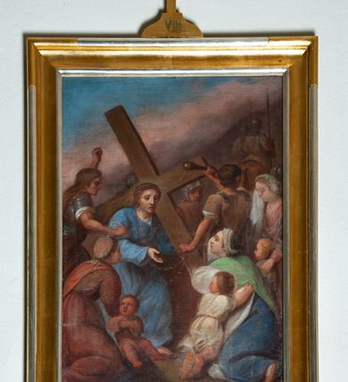 Zdjęcie nr 7: Obrazy w formie stojącego prostokąta, w profilowanej, złoconej ramie, ze szczytem przy górnym boku, z numerem stacji, zwieńczonym krzyżem. Kompozycje wielofigurowe, postacie ukazane w ruchu, na tle pejzażu. Chrystus jest każdorazowo wyodrębniony spośród nich, ubrany w jasnoniebieską tunikę, przewiązaną sznurem, z łańcuchem na szyi lub w białym perizonium, z koroną cierniową na głowie.
Na stacjach o numerach I-VI sygnatury „Wojciech Eljasz 1871”, na VII – „Wojciech Elasz / w Krakowie / 1871”, na obrazach VIII- IX – „Wojciech Eljasz / 1872”, na dziele o numerze XI – „Eljasz 1872”, a na XIII i XIV sygnatura „Wojciech Eljasz 1872”. 