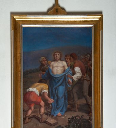 Zdjęcie nr 11: Obrazy w formie stojącego prostokąta, w profilowanej, złoconej ramie, ze szczytem przy górnym boku, z numerem stacji, zwieńczonym krzyżem. Kompozycje wielofigurowe, postacie ukazane w ruchu, na tle pejzażu. Chrystus jest każdorazowo wyodrębniony spośród nich, ubrany w jasnoniebieską tunikę, przewiązaną sznurem, z łańcuchem na szyi lub w białym perizonium, z koroną cierniową na głowie.
Na stacjach o numerach I-VI sygnatury „Wojciech Eljasz 1871”, na VII – „Wojciech Elasz / w Krakowie / 1871”, na obrazach VIII- IX – „Wojciech Eljasz / 1872”, na dziele o numerze XI – „Eljasz 1872”, a na XIII i XIV sygnatura „Wojciech Eljasz 1872”. 