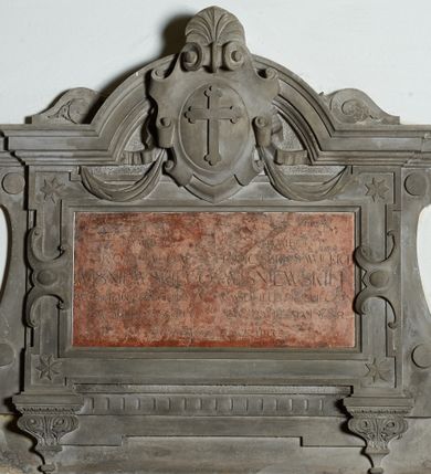 Zdjęcie nr 1: Epitafium w formie leżącego prostokąta z marmurową płytą obramioną kamienną, profilowaną, szeroką ramą z uszakami, wspartą na konsolach ujętych listkami i poprzecznej belce z równoległymi pionowymi rokami, a zwieńczoną profilowanym gzymsem w kształcie łuku nadwieszonego, półkolistego z wolutami po bokach. Po bokach epitafium spływy z okrągłymi wypustkami. Naroża obramienia wypełniają gwiazdy i zdobią na bokach zawijające się do środka taśmy. Pośrodku gzymsu owalne pole z krzyżem o ramionach zakończonych trójlistnie obwiedzione kartuszem z muszlą palmetową w zwieńczeniu, festonami i karbowanymi taśmami u dołu. Na tablicy dwie inskrypcje w dwóch kolumnach „PAMIĘCI / ROMUALDA / WIŚNIEWSKIEGO / WŁAŚCICIELA PRZEBIECZAN / ZM(ARŁEGO) 31 LIPCA 1891 R(OKU) / PAMIĘCI / FRANCISZKI Z SAWICKICH / WIŚNIEWSKIEJ / WŁAŚCICIELKI PRZEBIECZAN / ZM(ARŁEJ) 21 KWIETNIA 1878 R(OKU) / Poświęca rodzina”. 
Poniżej dolnego prawego rogu sygnatura „J(ÓZEF) KULESZA W KRAKOWIE”. 