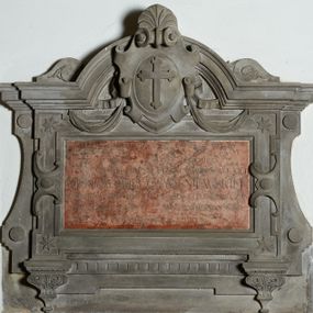 Zdjęcie nr 1: Epitafium w formie leżącego prostokąta z marmurową płytą obramioną kamienną, profilowaną, szeroką ramą z uszakami, wspartą na konsolach ujętych listkami i poprzecznej belce z równoległymi pionowymi rokami, a zwieńczoną profilowanym gzymsem w kształcie łuku nadwieszonego, półkolistego z wolutami po bokach. Po bokach epitafium spływy z okrągłymi wypustkami. Naroża obramienia wypełniają gwiazdy i zdobią na bokach zawijające się do środka taśmy. Pośrodku gzymsu owalne pole z krzyżem o ramionach zakończonych trójlistnie obwiedzione kartuszem z muszlą palmetową w zwieńczeniu, festonami i karbowanymi taśmami u dołu. Na tablicy dwie inskrypcje w dwóch kolumnach „PAMIĘCI / ROMUALDA / WIŚNIEWSKIEGO / WŁAŚCICIELA PRZEBIECZAN / ZM(ARŁEGO) 31 LIPCA 1891 R(OKU) / PAMIĘCI / FRANCISZKI Z SAWICKICH / WIŚNIEWSKIEJ / WŁAŚCICIELKI PRZEBIECZAN / ZM(ARŁEJ) 21 KWIETNIA 1878 R(OKU) / Poświęca rodzina”. 
Poniżej dolnego prawego rogu sygnatura „J(ÓZEF) KULESZA W KRAKOWIE”. 