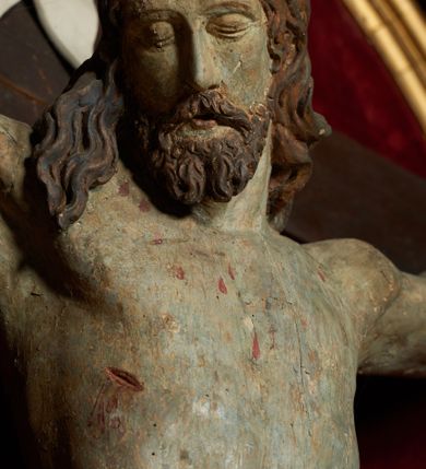 Zdjęcie nr 4: Rzeźba Chrystusa umarłego przybita do prostego krzyża trzema gwoździami. Ciało w lekkim zwisie o szeroko rozłożonych ramionach, układających się w delikatny łuk, głowa opadająca na prawy bark, nogi ugięte w kolanach, stopy skrzyżowane w układzie prawa na lewą. Chrystus ma pociągłą twarz, o migdałowatych, zamkniętych oczach, wąskim nosie i małych, rozchylonych ustach. Twarz okolona krótką, falowaną i rozdwajającą się w dwa pukle brodą oraz falowanymi włosami opadającymi na prawe ramię i kark. Ciało szczupłe, o delikatnym zarysowanym modelunku mięśni klatki piersiowej oraz ramion i nóg. Biodra przewiązane krótkim perizonium, zawiązanym na prawym boku. Ciało figury polichromowane naturalistycznie, włosy w kolorze brązowym, perizonium złocone. Na pionowej belce krzyża tabliczka z napisem „IN / RI”.

