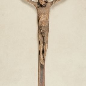 Zdjęcie nr 1: Figura umarłego Chrystusa przybita do krzyża trzema gwoździami. Ciało w lekkim zwisie, o ramionach układających się w delikatny łuk, nogi lekko ugięte, stopy skrzyżowane w układzie prawa na lewą. Chrystus ma wąską, pociągłą twarz, o zamkniętych oczach, prostym nosie i otwartych ustach. Twarz okolona krótką brodą oraz włosami sięgającymi ramion, rzeźbionymi w regularne fale. Ciało ma szczupłe i smukłe, o delikatnie zaznaczonych żebrach klatki piersiowej oraz ranie w boku. Perizonium w formie krótkiej, ściśle opinającej biodra tkaniny, zawiązanej w partii podbrzusza. Polichromia figury naturalistyczna, zachowana fragmentarycznie. 


