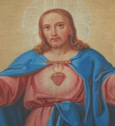 Zdjęcie nr 2: Obraz w formie stojącego prostokąta zamkniętego łukiem półkolistym z przedstawieniem Chrystusa w całej postaci na tle zachmurzonego, żółto-brązowego nieba. Chrystus stoi na obłoku, ukazany jest frontalnie, z rękoma uniesionymi i rozłożonymi na boki. Twarz ma owalną, o dużych, okrągłych oczach, prostym nosie i pełnych, małych ustach, okoloną jasną, krótką brodą skręconą w dwa pukle oraz długimi, jasnobrązowymi włosami opadającymi na ramiona. Chrystus ubrany jest w różową tunikę o szerokich rękawach, przepasaną w talii oraz niebieski płaszcz zapięty klamrą pod szyją, zarzucony na ramiona i podwieszony z przodu na pasie. Na stopach ma sandały. Wokół głowy nimb. Obraz ujęty profilowaną, złoconą ramą dekorowaną perełkowaniem. Pod lewą stopą Chrystusa, na obłoku sygnatura „Wojciech Eljasz / 1879”. 