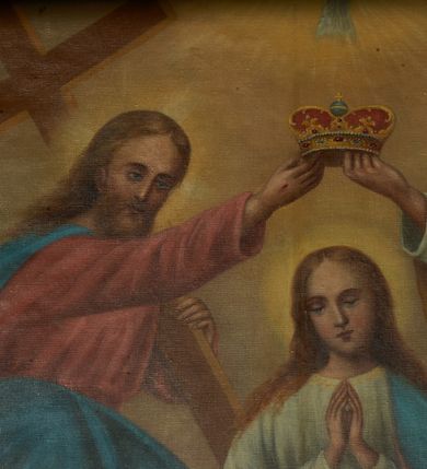 Zdjęcie nr 3: Obraz w formie stojącego prostokąta przedstawiający Koronację Matki Boskiej z postacią Chrystusa po prawej stronie, Boga Ojca po lewej, a nad głową Marii gołębicą Ducha Świętego. Maria ukazana jest w całej postaci, stojąca na obłoku, frontalnie, z pochyloną głową i rękami złożonymi w geście modlitwy. Ma owalną twarz o łagodnych rysach, z oczami skierowanymi w dół, okoloną długimi jasnobrązowymi włosami opadającymi na ramiona. Ubrana jest w białą suknię i niebieski płaszcz z różową podszewką. Chrystus ukazany w pozycji siedzącej, zwrócony w trzech czwartych w lewo, pochylony. Prawą rękę wyciąga i podtrzymuje koronę nad głową Marii, lewą przytrzymuje krzyż oparty o ramię. Twarz ma pociągłą, okoloną jasną brodą i jasnobrązowymi włosami opadającymi na ramiona. Ubrany jest w różową tunikę i niebieski płaszcz. Bóg Ojciec ukazany w pozycji siedzącej, zwrócony w trzech czwartych w prawo, pochylony. Prawą rękę wyciąga i podtrzymuje koronę nad głową Marii, w lewej trzyma berło. Twarz ma pociągłą, o starczych rysach, okoloną gęstą białą brodą i siwymi włosami opadającymi na ramiona. Ubrany jest w białą tunikę i żółty płaszcz. Nad postaciami unosi się gołębica  Ducha Świętego w glorii promienistej. Marię u dołu flankują dwie uskrzydlone główki anielskie. Postacie ukazane na tle nieba, pośród obłoków. Przy dolnej krawędzi sygnatura „1931 F(ranciszek) Jędrzejczyk”.




