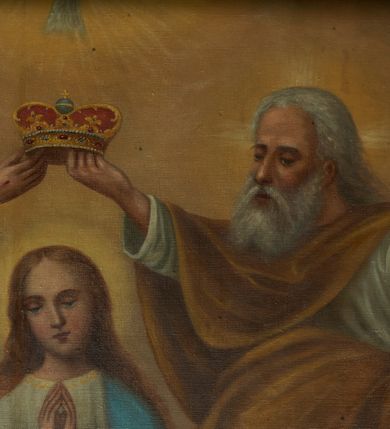 Zdjęcie nr 4: Obraz w formie stojącego prostokąta przedstawiający Koronację Matki Boskiej z postacią Chrystusa po prawej stronie, Boga Ojca po lewej, a nad głową Marii gołębicą Ducha Świętego. Maria ukazana jest w całej postaci, stojąca na obłoku, frontalnie, z pochyloną głową i rękami złożonymi w geście modlitwy. Ma owalną twarz o łagodnych rysach, z oczami skierowanymi w dół, okoloną długimi jasnobrązowymi włosami opadającymi na ramiona. Ubrana jest w białą suknię i niebieski płaszcz z różową podszewką. Chrystus ukazany w pozycji siedzącej, zwrócony w trzech czwartych w lewo, pochylony. Prawą rękę wyciąga i podtrzymuje koronę nad głową Marii, lewą przytrzymuje krzyż oparty o ramię. Twarz ma pociągłą, okoloną jasną brodą i jasnobrązowymi włosami opadającymi na ramiona. Ubrany jest w różową tunikę i niebieski płaszcz. Bóg Ojciec ukazany w pozycji siedzącej, zwrócony w trzech czwartych w prawo, pochylony. Prawą rękę wyciąga i podtrzymuje koronę nad głową Marii, w lewej trzyma berło. Twarz ma pociągłą, o starczych rysach, okoloną gęstą białą brodą i siwymi włosami opadającymi na ramiona. Ubrany jest w białą tunikę i żółty płaszcz. Nad postaciami unosi się gołębica  Ducha Świętego w glorii promienistej. Marię u dołu flankują dwie uskrzydlone główki anielskie. Postacie ukazane na tle nieba, pośród obłoków. Przy dolnej krawędzi sygnatura „1931 F(ranciszek) Jędrzejczyk”.




