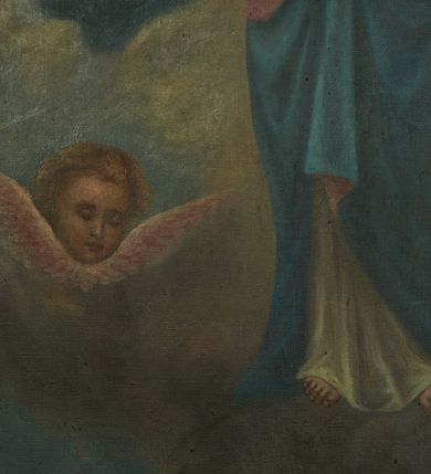 Zdjęcie nr 5: Obraz w formie stojącego prostokąta przedstawiający Koronację Matki Boskiej z postacią Chrystusa po prawej stronie, Boga Ojca po lewej, a nad głową Marii gołębicą Ducha Świętego. Maria ukazana jest w całej postaci, stojąca na obłoku, frontalnie, z pochyloną głową i rękami złożonymi w geście modlitwy. Ma owalną twarz o łagodnych rysach, z oczami skierowanymi w dół, okoloną długimi jasnobrązowymi włosami opadającymi na ramiona. Ubrana jest w białą suknię i niebieski płaszcz z różową podszewką. Chrystus ukazany w pozycji siedzącej, zwrócony w trzech czwartych w lewo, pochylony. Prawą rękę wyciąga i podtrzymuje koronę nad głową Marii, lewą przytrzymuje krzyż oparty o ramię. Twarz ma pociągłą, okoloną jasną brodą i jasnobrązowymi włosami opadającymi na ramiona. Ubrany jest w różową tunikę i niebieski płaszcz. Bóg Ojciec ukazany w pozycji siedzącej, zwrócony w trzech czwartych w prawo, pochylony. Prawą rękę wyciąga i podtrzymuje koronę nad głową Marii, w lewej trzyma berło. Twarz ma pociągłą, o starczych rysach, okoloną gęstą białą brodą i siwymi włosami opadającymi na ramiona. Ubrany jest w białą tunikę i żółty płaszcz. Nad postaciami unosi się gołębica  Ducha Świętego w glorii promienistej. Marię u dołu flankują dwie uskrzydlone główki anielskie. Postacie ukazane na tle nieba, pośród obłoków. Przy dolnej krawędzi sygnatura „1931 F(ranciszek) Jędrzejczyk”.




