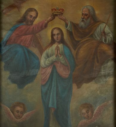 Zdjęcie nr 1: Obraz w formie stojącego prostokąta przedstawiający Koronację Matki Boskiej z postacią Chrystusa po prawej stronie, Boga Ojca po lewej, a nad głową Marii gołębicą Ducha Świętego. Maria ukazana jest w całej postaci, stojąca na obłoku, frontalnie, z pochyloną głową i rękami złożonymi w geście modlitwy. Ma owalną twarz o łagodnych rysach, z oczami skierowanymi w dół, okoloną długimi jasnobrązowymi włosami opadającymi na ramiona. Ubrana jest w białą suknię i niebieski płaszcz z różową podszewką. Chrystus ukazany w pozycji siedzącej, zwrócony w trzech czwartych w lewo, pochylony. Prawą rękę wyciąga i podtrzymuje koronę nad głową Marii, lewą przytrzymuje krzyż oparty o ramię. Twarz ma pociągłą, okoloną jasną brodą i jasnobrązowymi włosami opadającymi na ramiona. Ubrany jest w różową tunikę i niebieski płaszcz. Bóg Ojciec ukazany w pozycji siedzącej, zwrócony w trzech czwartych w prawo, pochylony. Prawą rękę wyciąga i podtrzymuje koronę nad głową Marii, w lewej trzyma berło. Twarz ma pociągłą, o starczych rysach, okoloną gęstą białą brodą i siwymi włosami opadającymi na ramiona. Ubrany jest w białą tunikę i żółty płaszcz. Nad postaciami unosi się gołębica  Ducha Świętego w glorii promienistej. Marię u dołu flankują dwie uskrzydlone główki anielskie. Postacie ukazane na tle nieba, pośród obłoków. Przy dolnej krawędzi sygnatura „1931 F(ranciszek) Jędrzejczyk”.




