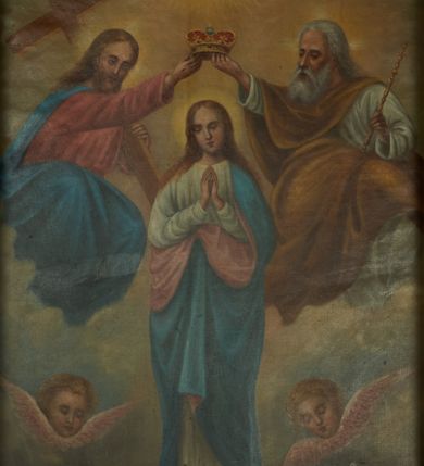 Zdjęcie nr 1: Obraz w formie stojącego prostokąta przedstawiający Koronację Matki Boskiej z postacią Chrystusa po prawej stronie, Boga Ojca po lewej, a nad głową Marii gołębicą Ducha Świętego. Maria ukazana jest w całej postaci, stojąca na obłoku, frontalnie, z pochyloną głową i rękami złożonymi w geście modlitwy. Ma owalną twarz o łagodnych rysach, z oczami skierowanymi w dół, okoloną długimi jasnobrązowymi włosami opadającymi na ramiona. Ubrana jest w białą suknię i niebieski płaszcz z różową podszewką. Chrystus ukazany w pozycji siedzącej, zwrócony w trzech czwartych w lewo, pochylony. Prawą rękę wyciąga i podtrzymuje koronę nad głową Marii, lewą przytrzymuje krzyż oparty o ramię. Twarz ma pociągłą, okoloną jasną brodą i jasnobrązowymi włosami opadającymi na ramiona. Ubrany jest w różową tunikę i niebieski płaszcz. Bóg Ojciec ukazany w pozycji siedzącej, zwrócony w trzech czwartych w prawo, pochylony. Prawą rękę wyciąga i podtrzymuje koronę nad głową Marii, w lewej trzyma berło. Twarz ma pociągłą, o starczych rysach, okoloną gęstą białą brodą i siwymi włosami opadającymi na ramiona. Ubrany jest w białą tunikę i żółty płaszcz. Nad postaciami unosi się gołębica  Ducha Świętego w glorii promienistej. Marię u dołu flankują dwie uskrzydlone główki anielskie. Postacie ukazane na tle nieba, pośród obłoków. Przy dolnej krawędzi sygnatura „1931 F(ranciszek) Jędrzejczyk”.




