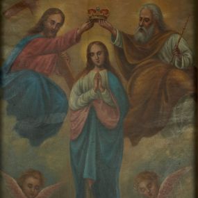 Zdjęcie nr 1: Obraz w formie stojącego prostokąta przedstawiający Koronację Matki Boskiej z postacią Chrystusa po prawej stronie, Boga Ojca po lewej, a nad głową Marii gołębicą Ducha Świętego. Maria ukazana jest w całej postaci, stojąca na obłoku, frontalnie, z pochyloną głową i rękami złożonymi w geście modlitwy. Ma owalną twarz o łagodnych rysach, z oczami skierowanymi w dół, okoloną długimi jasnobrązowymi włosami opadającymi na ramiona. Ubrana jest w białą suknię i niebieski płaszcz z różową podszewką. Chrystus ukazany w pozycji siedzącej, zwrócony w trzech czwartych w lewo, pochylony. Prawą rękę wyciąga i podtrzymuje koronę nad głową Marii, lewą przytrzymuje krzyż oparty o ramię. Twarz ma pociągłą, okoloną jasną brodą i jasnobrązowymi włosami opadającymi na ramiona. Ubrany jest w różową tunikę i niebieski płaszcz. Bóg Ojciec ukazany w pozycji siedzącej, zwrócony w trzech czwartych w prawo, pochylony. Prawą rękę wyciąga i podtrzymuje koronę nad głową Marii, w lewej trzyma berło. Twarz ma pociągłą, o starczych rysach, okoloną gęstą białą brodą i siwymi włosami opadającymi na ramiona. Ubrany jest w białą tunikę i żółty płaszcz. Nad postaciami unosi się gołębica  Ducha Świętego w glorii promienistej. Marię u dołu flankują dwie uskrzydlone główki anielskie. Postacie ukazane na tle nieba, pośród obłoków. Przy dolnej krawędzi sygnatura „1931 F(ranciszek) Jędrzejczyk”.




