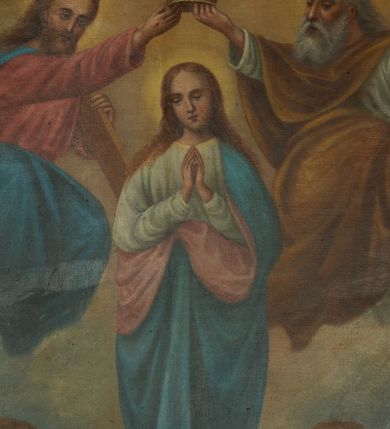 Zdjęcie nr 2: Obraz w formie stojącego prostokąta przedstawiający Koronację Matki Boskiej z postacią Chrystusa po prawej stronie, Boga Ojca po lewej, a nad głową Marii gołębicą Ducha Świętego. Maria ukazana jest w całej postaci, stojąca na obłoku, frontalnie, z pochyloną głową i rękami złożonymi w geście modlitwy. Ma owalną twarz o łagodnych rysach, z oczami skierowanymi w dół, okoloną długimi jasnobrązowymi włosami opadającymi na ramiona. Ubrana jest w białą suknię i niebieski płaszcz z różową podszewką. Chrystus ukazany w pozycji siedzącej, zwrócony w trzech czwartych w lewo, pochylony. Prawą rękę wyciąga i podtrzymuje koronę nad głową Marii, lewą przytrzymuje krzyż oparty o ramię. Twarz ma pociągłą, okoloną jasną brodą i jasnobrązowymi włosami opadającymi na ramiona. Ubrany jest w różową tunikę i niebieski płaszcz. Bóg Ojciec ukazany w pozycji siedzącej, zwrócony w trzech czwartych w prawo, pochylony. Prawą rękę wyciąga i podtrzymuje koronę nad głową Marii, w lewej trzyma berło. Twarz ma pociągłą, o starczych rysach, okoloną gęstą białą brodą i siwymi włosami opadającymi na ramiona. Ubrany jest w białą tunikę i żółty płaszcz. Nad postaciami unosi się gołębica  Ducha Świętego w glorii promienistej. Marię u dołu flankują dwie uskrzydlone główki anielskie. Postacie ukazane na tle nieba, pośród obłoków. Przy dolnej krawędzi sygnatura „1931 F(ranciszek) Jędrzejczyk”.




