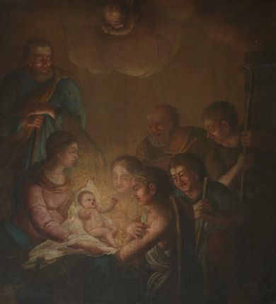 Zdjęcie nr 1: Obraz o formie prostokąta zbliżonego do kwadratu z przedstawieniem Pokłonu Pasterzy. W centrum kompozycji ukazana w trzech czwartych siedząca Maria podtrzymująca obiema rękami nagie, leżące na białej tkaninie Dzieciątko, otoczone poświatą. Twarz ma okrągłą, okoloną długimi włosami opadającymi na plecy. Ubrana jest w różową suknię, przepasaną w talii oraz przerzucony przez kolana niebieski płaszcz. Przed Dzieciątkiem klęczą dwa adorujące anioły ze skrzyżowanymi na piersi dłońmi. Za nimi, w prawej części obrazu postacie trzech pasterzy. Na pierwszym planie klęczący na jedno kolano młodzieniec, obiema rękoma wsparty na lasce. Ubrany jest w niebieską tunikę i czerwone spodnie. Nad nim pochyla się drugi pasterz ukazany jako dojrzały mężczyzna, obiema rękami wsparty na lasce, ubrany w brązową tunikę. Za nimi, w tle stoi pochylony trzeci pasterz przedstawiony jako starzec z siwą brodą i łysiną na głowie. Prawą ręką przyciska do piersi flety trzymane w dłoni. Ubrany jest w brązową tunikę. W głębi, po lewej stronie obrazu, za Marią stoi św. Józef, zwrócony frontalnie z pochyloną głową, obie ręce wspiera na lasce. Ukazany jest jako starzec z brodą. Ubrany jest w niebieską tunikę oraz zawiązany diagonalnie na lewym ramieniu żółty płaszcz. W lewym dolnym rogu obrazu widoczny fragment żłóbka z sianem oraz głowy osła i wołu. W górnej części obrazu skłębione obłoki z wyłaniającą się postacią pochylonego aniołka. Scena ukazana we wnętrzu z widocznymi w tle po prawej stronie drzwiami.  
