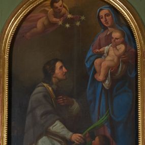 Zdjęcie nr 1: Obraz w formie stojącego prostokąta zamkniętego łukiem półkolistym z przedstawieniem św. Jana Nepomucena klęczącego przed Matką Boską z Dzieciątkiem. W centrum postać św. Jan Nepomucena ukazanego z profilu, w pozie klęczącej, z uniesioną głową. Lewą rękę kładzie na piersi, prawą sięga po liść palmy. Twarz ma szczupłą o dużych oczach skierowanych do góry, prostym nosie i rozchylonych ustach, okoloną brązowymi włosami opadającymi na tył głowy. Ubrany jest w czarną sutannę, białą komżę obszytą przy brzegach koronką, brązowo-fioletową almucję oraz żółtą stułę, obok leży czarny biret. Przed św. Janem stoi ukazane bokiem putto, z narzuconym zielonym płaszczem, które podaje mu liść palmy. W prawej części obrazu na podniesieniu stoi Maria zwrócona w trzech czwartych w prawo, obiema rękami podtrzymuje Dzieciątko. Twarz ma owalną, o dużych oczach i nosie oraz pełnych ustach. Ubrana jest w różową tunikę oraz niebieski płaszcz zarzucony na głowę i ramiona, opadający z przodu postaci. Dzieciątko w pozycji siedzącej, zwrócone w trzech czwartych w prawo. Palec wskazujący lewej dłoni kładzie na ustach, palcem prawej dłoni wskazuje na świętego. Nagie Dzieciątko ma zarzuconą na prawe ramię pieluszkę, na której siedzi. W górnej części obrazu na tle nieba ukazane nadlatujące putto, przesłonięte różowym płaszczem, trzymające nad głową świętego nimb gwieździsty. W lewej części obrazu, w tle ukazana scena z dwoma mężczyznami zrzucającymi z mostu świętego do rzeki. W dolnej części obrazu nad biretem sygnatura „Wojciech Eliasz 1866”.