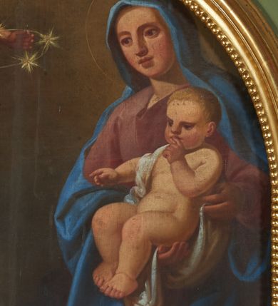 Zdjęcie nr 4: Obraz w formie stojącego prostokąta zamkniętego łukiem półkolistym z przedstawieniem św. Jana Nepomucena klęczącego przed Matką Boską z Dzieciątkiem. W centrum postać św. Jan Nepomucena ukazanego z profilu, w pozie klęczącej, z uniesioną głową. Lewą rękę kładzie na piersi, prawą sięga po liść palmy. Twarz ma szczupłą o dużych oczach skierowanych do góry, prostym nosie i rozchylonych ustach, okoloną brązowymi włosami opadającymi na tył głowy. Ubrany jest w czarną sutannę, białą komżę obszytą przy brzegach koronką, brązowo-fioletową almucję oraz żółtą stułę, obok leży czarny biret. Przed św. Janem stoi ukazane bokiem putto, z narzuconym zielonym płaszczem, które podaje mu liść palmy. W prawej części obrazu na podniesieniu stoi Maria zwrócona w trzech czwartych w prawo, obiema rękami podtrzymuje Dzieciątko. Twarz ma owalną, o dużych oczach i nosie oraz pełnych ustach. Ubrana jest w różową tunikę oraz niebieski płaszcz zarzucony na głowę i ramiona, opadający z przodu postaci. Dzieciątko w pozycji siedzącej, zwrócone w trzech czwartych w prawo. Palec wskazujący lewej dłoni kładzie na ustach, palcem prawej dłoni wskazuje na świętego. Nagie Dzieciątko ma zarzuconą na prawe ramię pieluszkę, na której siedzi. W górnej części obrazu na tle nieba ukazane nadlatujące putto, przesłonięte różowym płaszczem, trzymające nad głową świętego nimb gwieździsty. W lewej części obrazu, w tle ukazana scena z dwoma mężczyznami zrzucającymi z mostu świętego do rzeki. W dolnej części obrazu nad biretem sygnatura „Wojciech Eliasz 1866”.