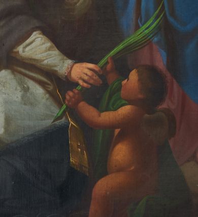 Zdjęcie nr 6: Obraz w formie stojącego prostokąta zamkniętego łukiem półkolistym z przedstawieniem św. Jana Nepomucena klęczącego przed Matką Boską z Dzieciątkiem. W centrum postać św. Jan Nepomucena ukazanego z profilu, w pozie klęczącej, z uniesioną głową. Lewą rękę kładzie na piersi, prawą sięga po liść palmy. Twarz ma szczupłą o dużych oczach skierowanych do góry, prostym nosie i rozchylonych ustach, okoloną brązowymi włosami opadającymi na tył głowy. Ubrany jest w czarną sutannę, białą komżę obszytą przy brzegach koronką, brązowo-fioletową almucję oraz żółtą stułę, obok leży czarny biret. Przed św. Janem stoi ukazane bokiem putto, z narzuconym zielonym płaszczem, które podaje mu liść palmy. W prawej części obrazu na podniesieniu stoi Maria zwrócona w trzech czwartych w prawo, obiema rękami podtrzymuje Dzieciątko. Twarz ma owalną, o dużych oczach i nosie oraz pełnych ustach. Ubrana jest w różową tunikę oraz niebieski płaszcz zarzucony na głowę i ramiona, opadający z przodu postaci. Dzieciątko w pozycji siedzącej, zwrócone w trzech czwartych w prawo. Palec wskazujący lewej dłoni kładzie na ustach, palcem prawej dłoni wskazuje na świętego. Nagie Dzieciątko ma zarzuconą na prawe ramię pieluszkę, na której siedzi. W górnej części obrazu na tle nieba ukazane nadlatujące putto, przesłonięte różowym płaszczem, trzymające nad głową świętego nimb gwieździsty. W lewej części obrazu, w tle ukazana scena z dwoma mężczyznami zrzucającymi z mostu świętego do rzeki. W dolnej części obrazu nad biretem sygnatura „Wojciech Eliasz 1866”.