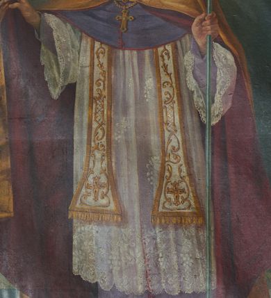 Zdjęcie nr 5: Obraz w formie stojącego prostokąta zamkniętego łukiem odcinkowym. W centrum św. Marcin ukazany w całej postaci, zwrócony w trzech czwartych w prawo. W prawej, wyciągniętej przed siebie i uniesionej ręce podtrzymuje kapę, w lewej, ugiętej pastorał. Twarz ma pociągłą, szczupłą, o starczych rysach, oczach zwróconych w górę, długim nosie oraz niewielkich ustach, okoloną długą, siwą brodą, opadającą na pierś. Włosy ma krótkie, siwe. Na głowie ma malowaną w kolorze srebrnym infułę ze złoconym galonem. Wokół głowy zamknięty nimb. Święty ubrany jest w fioletową sutannę zapinaną na guziki, półprzeźroczystą, białą rokietę, dekorowaną u spodu i przy rękawach koronką, białą, bogato zdobioną w kolorze złotym stułę, fioletowy, zapinany na guziki mucet. Na piersi ma zawieszony pektorał. Na ramiona ma narzuconą malowaną na złoto kapę, z bordową podszewką, zapiętą na piersi. W lewym dolnym rogu obrazu, przed świętym ukazana półpostać mężczyzny, z profilu, z uniesioną głową i wyciągniętą w bok prawą ręką. Twarz ma owalną, z oczami skierowanymi w górę, dużym nosem i otwartymi ustami, z wąsami. Ubrany jest w białą koszulę i ciemne spodnie. Święty stoi na posadzce w szachownicę. Tło jednolite, niebiesko-szare, w górnej części rozświetlone obłoki z wiązkami światła skierowanymi w stronę świętego oraz dwie uskrzydlone główki anielskie. 
