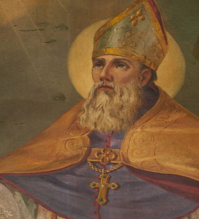 Zdjęcie nr 2: Obraz w formie stojącego prostokąta zamkniętego łukiem odcinkowym. W centrum św. Marcin ukazany w całej postaci, zwrócony w trzech czwartych w prawo. W prawej, wyciągniętej przed siebie i uniesionej ręce podtrzymuje kapę, w lewej, ugiętej pastorał. Twarz ma pociągłą, szczupłą, o starczych rysach, oczach zwróconych w górę, długim nosie oraz niewielkich ustach, okoloną długą, siwą brodą, opadającą na pierś. Włosy ma krótkie, siwe. Na głowie ma malowaną w kolorze srebrnym infułę ze złoconym galonem. Wokół głowy zamknięty nimb. Święty ubrany jest w fioletową sutannę zapinaną na guziki, półprzeźroczystą, białą rokietę, dekorowaną u spodu i przy rękawach koronką, białą, bogato zdobioną w kolorze złotym stułę, fioletowy, zapinany na guziki mucet. Na piersi ma zawieszony pektorał. Na ramiona ma narzuconą malowaną na złoto kapę, z bordową podszewką, zapiętą na piersi. W lewym dolnym rogu obrazu, przed świętym ukazana półpostać mężczyzny, z profilu, z uniesioną głową i wyciągniętą w bok prawą ręką. Twarz ma owalną, z oczami skierowanymi w górę, dużym nosem i otwartymi ustami, z wąsami. Ubrany jest w białą koszulę i ciemne spodnie. Święty stoi na posadzce w szachownicę. Tło jednolite, niebiesko-szare, w górnej części rozświetlone obłoki z wiązkami światła skierowanymi w stronę świętego oraz dwie uskrzydlone główki anielskie. 
