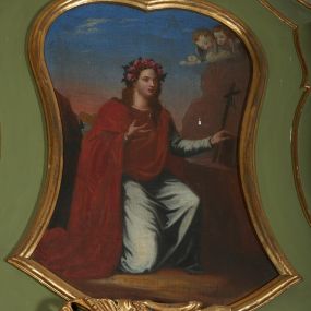 Zdjęcie nr 1: Obraz w formie zbliżonej do stojącego prostokąta o wklęsłych bokach oraz wypukłych podstawie i zamknięciu. Przedstawia św. Rozalię modlącą się pośród skał. W centrum obrazu klęcząca na prawe kolano Rozalia, zwrócona jest w trzech czwartych w lewo. Prawą rękę ma ugiętą i uniesioną na tle piersi, lewą wyciąga przed siebie i kładzie na leżącej przed nią księdze. Twarz ma okrągłą, o migdałowatych oczach małym nosie i wąskich ustach, okoloną gęstymi, brązowymi i kręconymi włosami, opadającymi na ramiona. Na głowie ma wieniec z róż. Ubrana jest w białą, długą suknię o wąskich rękawach oraz czerwony płaszcz zawiązany na lewym ramieniu, opadający na plecy i prawy bok postaci. Przed Rozalią, na półce skalnej leży krzyż i księga, nad nimi unoszą się dwie uskrzydlone główki anielskie. W tle 
pejzaż z niebiesko-różowym niebem.
