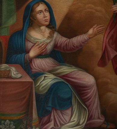 Zdjęcie nr 3: Obraz w formie stojącego prostokąta z przedstawieniem siedzącej Marii, przed którą na tle obłoków unosi się anioł Gabriel i gołębica Ducha Świętego. Postać Marii znajduje się w lewej części obrazu. Maria ukazana jako siedząca na krześle obok stołu, zwrócona w trzech czwartych w lewo, z uniesioną głową. Prawą rękę kładzie na piersi, lewą wyciąga przed siebie w stronę anioła. Twarz ma owalna, o dużych, okrągłych oczach, prostym nosie i pełnych ustach, okoloną jasnymi włosami, upiętymi z tyłu głowy z rozpuszczonymi lokami. Ubrana jest w różową suknię z dużym dekoltem z białą szarfą, przepasaną w talii zielonym pasem oraz zarzucony na głowę i opadający na ramiona i prawe kolano niebieski płaszcz. Na kolanach ma zarzuconą białą tkaninę opadającą na ziemię. Przed Marią, w prawej części obrazu ukazany jest nadlatujący anioł. Gabriel zwrócony jest w trzech czwartych w prawo, z pochyloną głową i ugiętą lewą nogą. W lewej wyciągniętej ręce trzyma gałązkę lilii, prawą kieruje do góry w geście wskazującym na nadlatującą gołębicę. Twarz ma owalną, o okrągłych oczach, dużym nosie i pełnych ustach, okoloną długimi, kręconymi, brązowymi włosami opadającymi na ramiona. Na głowie ma diadem. Anioł ubrany jest w niebieską, długą szatę spodnią i szarą szatę wierzchnią, sięgającą kolan, ze złoconymi lamówkami i trójkątnym dekoltem. Na ramiona i plecy ma zarzucony czerwony, rozwiany płaszcz, zapięty pod szyją. Skrzydła ma lekko rozłożone. Ponad aniołem nadlatuje gołębica Ducha Świętego, od której w stronę Marii pada wiązka światła. W lewym dolnym rogu, obok Marii ukazany jest stół przekryty różową tkaniną z wzorem kwiatowym na zielonym tle przy krawędzi, na nim leży koszyk z białą tkaniną. W Górnym lewym rogu obrazu podwieszona jest zielona kotara. 
