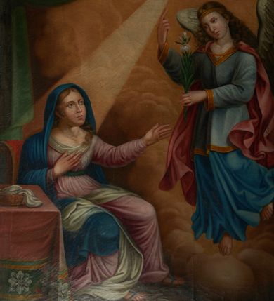 Zdjęcie nr 1: Obraz w formie stojącego prostokąta z przedstawieniem siedzącej Marii, przed którą na tle obłoków unosi się anioł Gabriel i gołębica Ducha Świętego. Postać Marii znajduje się w lewej części obrazu. Maria ukazana jako siedząca na krześle obok stołu, zwrócona w trzech czwartych w lewo, z uniesioną głową. Prawą rękę kładzie na piersi, lewą wyciąga przed siebie w stronę anioła. Twarz ma owalna, o dużych, okrągłych oczach, prostym nosie i pełnych ustach, okoloną jasnymi włosami, upiętymi z tyłu głowy z rozpuszczonymi lokami. Ubrana jest w różową suknię z dużym dekoltem z białą szarfą, przepasaną w talii zielonym pasem oraz zarzucony na głowę i opadający na ramiona i prawe kolano niebieski płaszcz. Na kolanach ma zarzuconą białą tkaninę opadającą na ziemię. Przed Marią, w prawej części obrazu ukazany jest nadlatujący anioł. Gabriel zwrócony jest w trzech czwartych w prawo, z pochyloną głową i ugiętą lewą nogą. W lewej wyciągniętej ręce trzyma gałązkę lilii, prawą kieruje do góry w geście wskazującym na nadlatującą gołębicę. Twarz ma owalną, o okrągłych oczach, dużym nosie i pełnych ustach, okoloną długimi, kręconymi, brązowymi włosami opadającymi na ramiona. Na głowie ma diadem. Anioł ubrany jest w niebieską, długą szatę spodnią i szarą szatę wierzchnią, sięgającą kolan, ze złoconymi lamówkami i trójkątnym dekoltem. Na ramiona i plecy ma zarzucony czerwony, rozwiany płaszcz, zapięty pod szyją. Skrzydła ma lekko rozłożone. Ponad aniołem nadlatuje gołębica Ducha Świętego, od której w stronę Marii pada wiązka światła. W lewym dolnym rogu, obok Marii ukazany jest stół przekryty różową tkaniną z wzorem kwiatowym na zielonym tle przy krawędzi, na nim leży koszyk z białą tkaniną. W Górnym lewym rogu obrazu podwieszona jest zielona kotara. 
