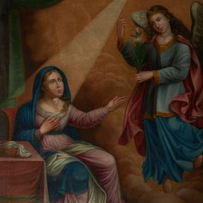 Zdjęcie nr 1: Obraz w formie stojącego prostokąta z przedstawieniem siedzącej Marii, przed którą na tle obłoków unosi się anioł Gabriel i gołębica Ducha Świętego. Postać Marii znajduje się w lewej części obrazu. Maria ukazana jako siedząca na krześle obok stołu, zwrócona w trzech czwartych w lewo, z uniesioną głową. Prawą rękę kładzie na piersi, lewą wyciąga przed siebie w stronę anioła. Twarz ma owalna, o dużych, okrągłych oczach, prostym nosie i pełnych ustach, okoloną jasnymi włosami, upiętymi z tyłu głowy z rozpuszczonymi lokami. Ubrana jest w różową suknię z dużym dekoltem z białą szarfą, przepasaną w talii zielonym pasem oraz zarzucony na głowę i opadający na ramiona i prawe kolano niebieski płaszcz. Na kolanach ma zarzuconą białą tkaninę opadającą na ziemię. Przed Marią, w prawej części obrazu ukazany jest nadlatujący anioł. Gabriel zwrócony jest w trzech czwartych w prawo, z pochyloną głową i ugiętą lewą nogą. W lewej wyciągniętej ręce trzyma gałązkę lilii, prawą kieruje do góry w geście wskazującym na nadlatującą gołębicę. Twarz ma owalną, o okrągłych oczach, dużym nosie i pełnych ustach, okoloną długimi, kręconymi, brązowymi włosami opadającymi na ramiona. Na głowie ma diadem. Anioł ubrany jest w niebieską, długą szatę spodnią i szarą szatę wierzchnią, sięgającą kolan, ze złoconymi lamówkami i trójkątnym dekoltem. Na ramiona i plecy ma zarzucony czerwony, rozwiany płaszcz, zapięty pod szyją. Skrzydła ma lekko rozłożone. Ponad aniołem nadlatuje gołębica Ducha Świętego, od której w stronę Marii pada wiązka światła. W lewym dolnym rogu, obok Marii ukazany jest stół przekryty różową tkaniną z wzorem kwiatowym na zielonym tle przy krawędzi, na nim leży koszyk z białą tkaniną. W Górnym lewym rogu obrazu podwieszona jest zielona kotara. 
