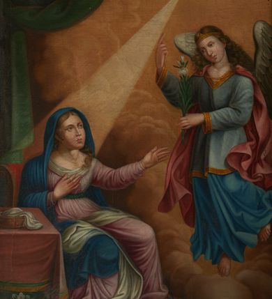 Zdjęcie nr 2: Obraz w formie stojącego prostokąta z przedstawieniem siedzącej Marii, przed którą na tle obłoków unosi się anioł Gabriel i gołębica Ducha Świętego. Postać Marii znajduje się w lewej części obrazu. Maria ukazana jako siedząca na krześle obok stołu, zwrócona w trzech czwartych w lewo, z uniesioną głową. Prawą rękę kładzie na piersi, lewą wyciąga przed siebie w stronę anioła. Twarz ma owalna, o dużych, okrągłych oczach, prostym nosie i pełnych ustach, okoloną jasnymi włosami, upiętymi z tyłu głowy z rozpuszczonymi lokami. Ubrana jest w różową suknię z dużym dekoltem z białą szarfą, przepasaną w talii zielonym pasem oraz zarzucony na głowę i opadający na ramiona i prawe kolano niebieski płaszcz. Na kolanach ma zarzuconą białą tkaninę opadającą na ziemię. Przed Marią, w prawej części obrazu ukazany jest nadlatujący anioł. Gabriel zwrócony jest w trzech czwartych w prawo, z pochyloną głową i ugiętą lewą nogą. W lewej wyciągniętej ręce trzyma gałązkę lilii, prawą kieruje do góry w geście wskazującym na nadlatującą gołębicę. Twarz ma owalną, o okrągłych oczach, dużym nosie i pełnych ustach, okoloną długimi, kręconymi, brązowymi włosami opadającymi na ramiona. Na głowie ma diadem. Anioł ubrany jest w niebieską, długą szatę spodnią i szarą szatę wierzchnią, sięgającą kolan, ze złoconymi lamówkami i trójkątnym dekoltem. Na ramiona i plecy ma zarzucony czerwony, rozwiany płaszcz, zapięty pod szyją. Skrzydła ma lekko rozłożone. Ponad aniołem nadlatuje gołębica Ducha Świętego, od której w stronę Marii pada wiązka światła. W lewym dolnym rogu, obok Marii ukazany jest stół przekryty różową tkaniną z wzorem kwiatowym na zielonym tle przy krawędzi, na nim leży koszyk z białą tkaniną. W Górnym lewym rogu obrazu podwieszona jest zielona kotara. 
