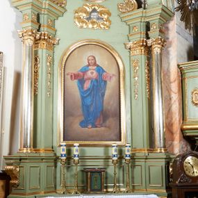 Zdjęcie nr 1: Nastawa ołtarzowa architektoniczna, jednoosiowa, jednokondygnacyjna ze zwieńczeniem, ustawiona na dwustrefowym cokole z dwoma prostopadłościanami wyodrębnionymi po bokach. Ołtarz sarkofagowy, od frontu zdobiony złocona dekoracją złożoną z gwieździstego nimbu, miecza i liścia palmy. Mensa drewniana, na niej ustawione tabernakulum w formie malowanej na niebiesko i złoconej drewnianej skrzynki, ujętej z przodu lizenami podtrzymującymi profilowany gzyms opasujący całość. Drzwiczki zielone, w formie stojącego prostokąta zamkniętego łukiem półkolistym nadwieszonym, dekorowane malowanym kielichem z hostią.
Obie strefy cokołu dekorowane są prostokątnymi płycinami, na zewnętrzych krawędziach górnej strefy konsole podtrzymujące wsporniki. Nastawa flankowana ustawionymi pod kątem na zewnątrz opilastrowanymi filarami, dekorowanymi rocaille&#039;owymi zwisami, i stojącymi przed nimi kolumnami. Podpory dźwigają osobne imposty połączone gzymsami oraz fragmenty przerwanego, falistego przyczółka z siedzącymi puttami. W polu środkowym wnęka w formie stojącego prostokąta ujętego profilowaną ramą dekorowaną perełkowaniem, z obrazem Najświętszego Serca Jezusa. W przestrzeni nad obrazem Oko Opatrzności pośród obłoków. Zwieńczenie w formie zbliżonej do trapezu, o wklęsłych bokach i wypukłej górnej podstawie, ujęte falistą wstęgą, po bokach przyjmującą formę spływów wolutowych z kwiatowymi zwisami, opadających na ornament utworzony z rocaille&#039;u i kratki. Całość zakończona krzyżem na wolutowej, stylizowanej podstawie. W polu obraz w formie zbliżonej do stojącego prostokąta o wklęsłych bokach i wypukłej podstawie i zamknięciu, w profilowanej ramie, z obrazem św. Małgorzaty. Struktura polichromowana w kolorze seledynowym, ze złoconymi profilami i ornamentyką oraz srebrzonymi trzonami kolumn i Okiem Opatrzności. 
