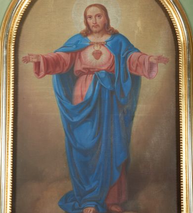 Zdjęcie nr 9: Nastawa ołtarzowa architektoniczna, jednoosiowa, jednokondygnacyjna ze zwieńczeniem, ustawiona na dwustrefowym cokole z dwoma prostopadłościanami wyodrębnionymi po bokach. Ołtarz sarkofagowy, od frontu zdobiony złocona dekoracją złożoną z gwieździstego nimbu, miecza i liścia palmy. Mensa drewniana, na niej ustawione tabernakulum w formie malowanej na niebiesko i złoconej drewnianej skrzynki, ujętej z przodu lizenami podtrzymującymi profilowany gzyms opasujący całość. Drzwiczki zielone, w formie stojącego prostokąta zamkniętego łukiem półkolistym nadwieszonym, dekorowane malowanym kielichem z hostią.
Obie strefy cokołu dekorowane są prostokątnymi płycinami, na zewnętrzych krawędziach górnej strefy konsole podtrzymujące wsporniki. Nastawa flankowana ustawionymi pod kątem na zewnątrz opilastrowanymi filarami, dekorowanymi rocaille'owymi zwisami, i stojącymi przed nimi kolumnami. Podpory dźwigają osobne imposty połączone gzymsami oraz fragmenty przerwanego, falistego przyczółka z siedzącymi puttami. W polu środkowym wnęka w formie stojącego prostokąta ujętego profilowaną ramą dekorowaną perełkowaniem, z obrazem Najświętszego Serca Jezusa. W przestrzeni nad obrazem Oko Opatrzności pośród obłoków. Zwieńczenie w formie zbliżonej do trapezu, o wklęsłych bokach i wypukłej górnej podstawie, ujęte falistą wstęgą, po bokach przyjmującą formę spływów wolutowych z kwiatowymi zwisami, opadających na ornament utworzony z rocaille'u i kratki. Całość zakończona krzyżem na wolutowej, stylizowanej podstawie. W polu obraz w formie zbliżonej do stojącego prostokąta o wklęsłych bokach i wypukłej podstawie i zamknięciu, w profilowanej ramie, z obrazem św. Małgorzaty. Struktura polichromowana w kolorze seledynowym, ze złoconymi profilami i ornamentyką oraz srebrzonymi trzonami kolumn i Okiem Opatrzności. 
