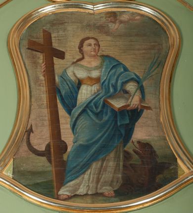 Zdjęcie nr 3: Nastawa ołtarzowa architektoniczna, jednoosiowa, jednokondygnacyjna ze zwieńczeniem, ustawiona na dwustrefowym cokole z dwoma prostopadłościanami wyodrębnionymi po bokach. Ołtarz sarkofagowy, od frontu zdobiony złocona dekoracją złożoną z gwieździstego nimbu, miecza i liścia palmy. Mensa drewniana, na niej ustawione tabernakulum w formie malowanej na niebiesko i złoconej drewnianej skrzynki, ujętej z przodu lizenami podtrzymującymi profilowany gzyms opasujący całość. Drzwiczki zielone, w formie stojącego prostokąta zamkniętego łukiem półkolistym nadwieszonym, dekorowane malowanym kielichem z hostią.
Obie strefy cokołu dekorowane są prostokątnymi płycinami, na zewnętrzych krawędziach górnej strefy konsole podtrzymujące wsporniki. Nastawa flankowana ustawionymi pod kątem na zewnątrz opilastrowanymi filarami, dekorowanymi rocaille&#039;owymi zwisami, i stojącymi przed nimi kolumnami. Podpory dźwigają osobne imposty połączone gzymsami oraz fragmenty przerwanego, falistego przyczółka z siedzącymi puttami. W polu środkowym wnęka w formie stojącego prostokąta ujętego profilowaną ramą dekorowaną perełkowaniem, z obrazem Najświętszego Serca Jezusa. W przestrzeni nad obrazem Oko Opatrzności pośród obłoków. Zwieńczenie w formie zbliżonej do trapezu, o wklęsłych bokach i wypukłej górnej podstawie, ujęte falistą wstęgą, po bokach przyjmującą formę spływów wolutowych z kwiatowymi zwisami, opadających na ornament utworzony z rocaille&#039;u i kratki. Całość zakończona krzyżem na wolutowej, stylizowanej podstawie. W polu obraz w formie zbliżonej do stojącego prostokąta o wklęsłych bokach i wypukłej podstawie i zamknięciu, w profilowanej ramie, z obrazem św. Małgorzaty. Struktura polichromowana w kolorze seledynowym, ze złoconymi profilami i ornamentyką oraz srebrzonymi trzonami kolumn i Okiem Opatrzności. 
